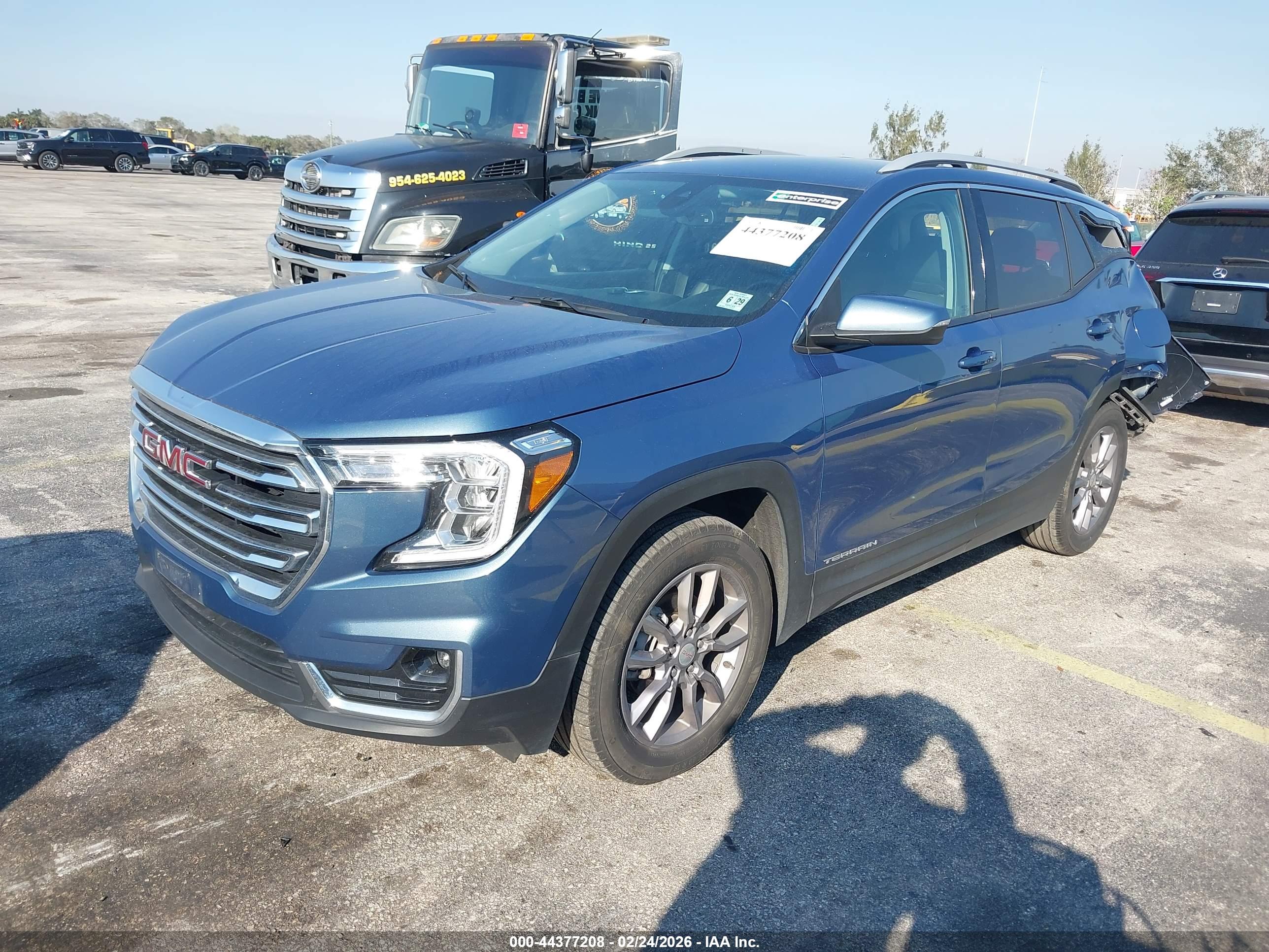 GMC TERRAIN image 2