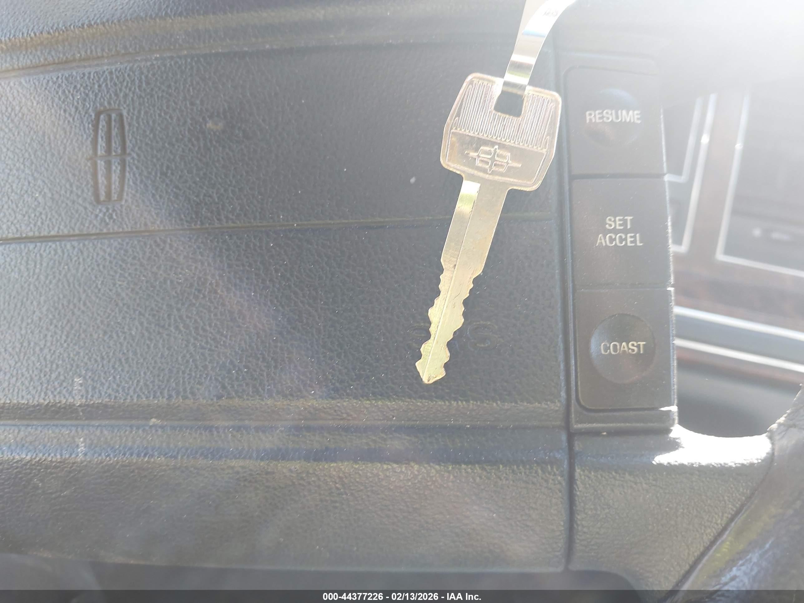 LINCOLN TOWN image 11