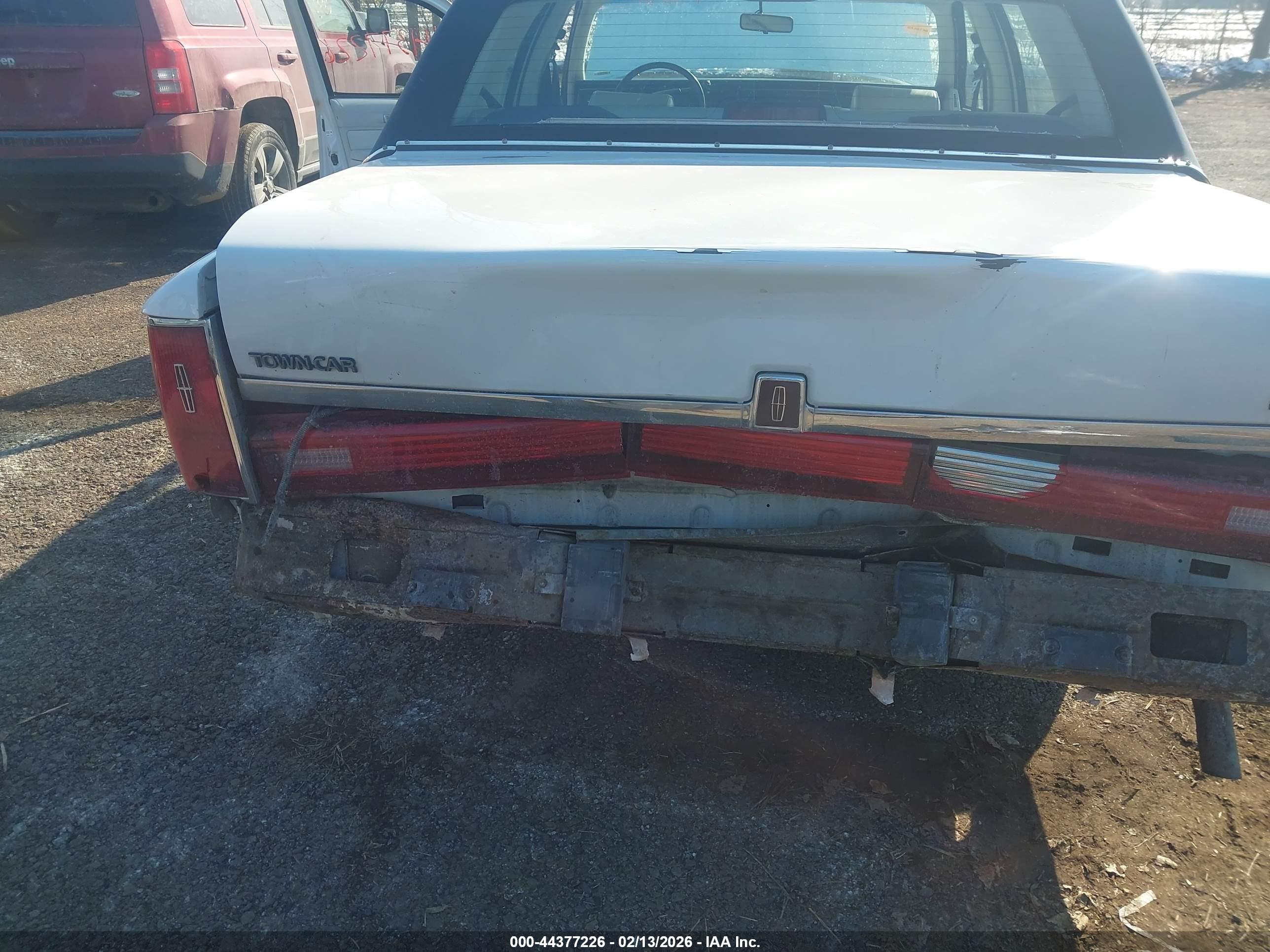 LINCOLN TOWN image 6