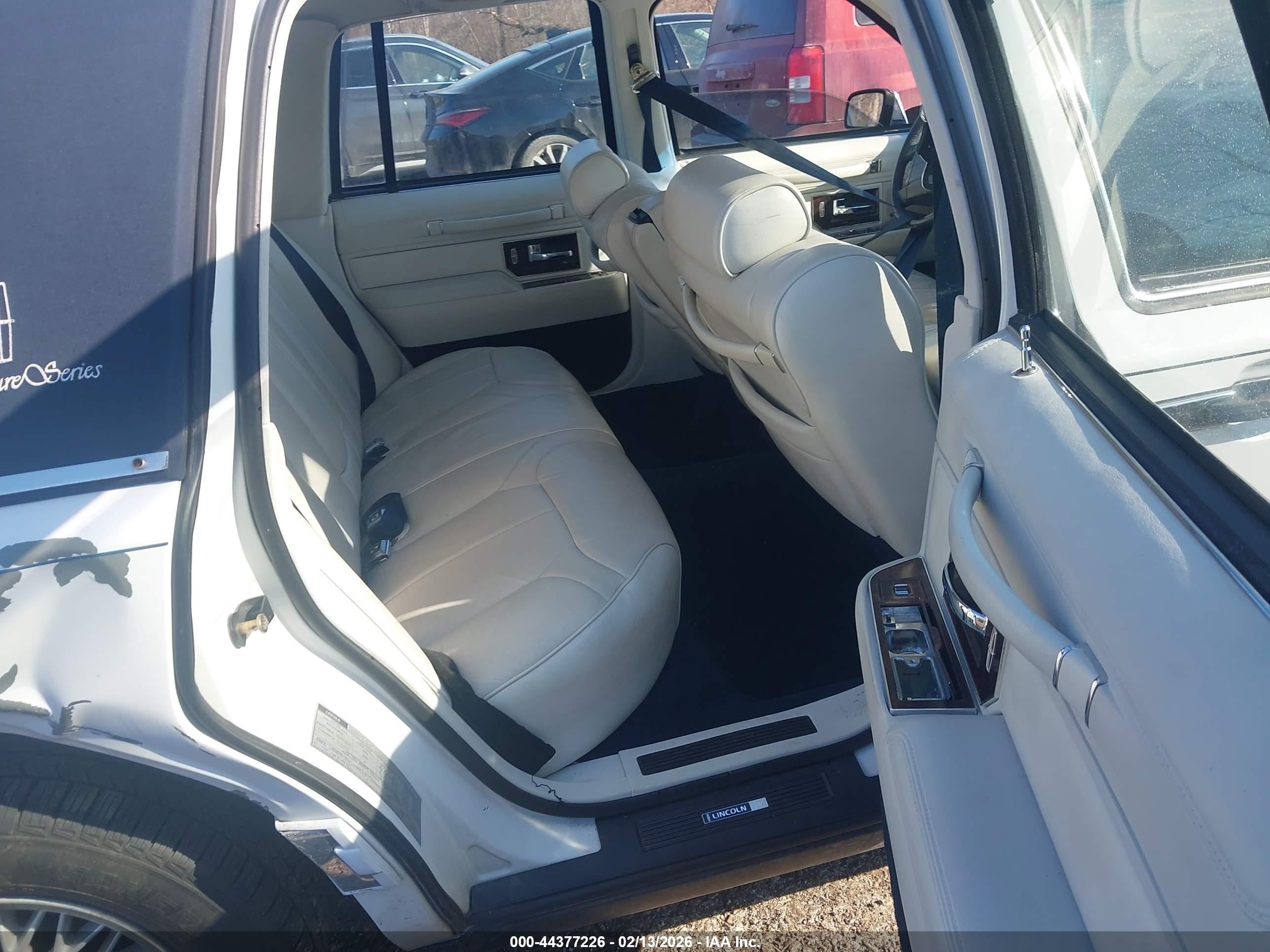 LINCOLN TOWN image 8