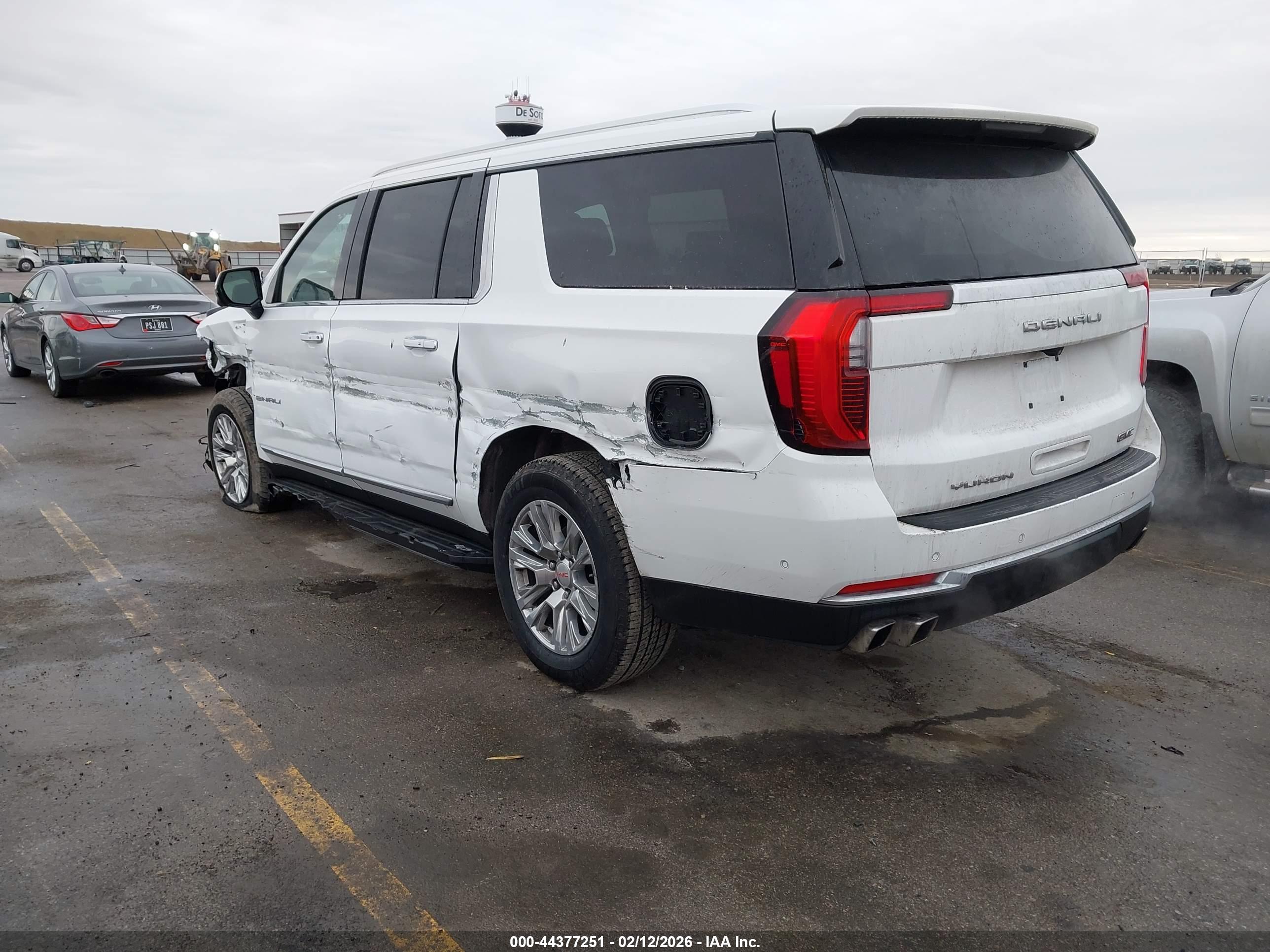 GMC YUKON image 3