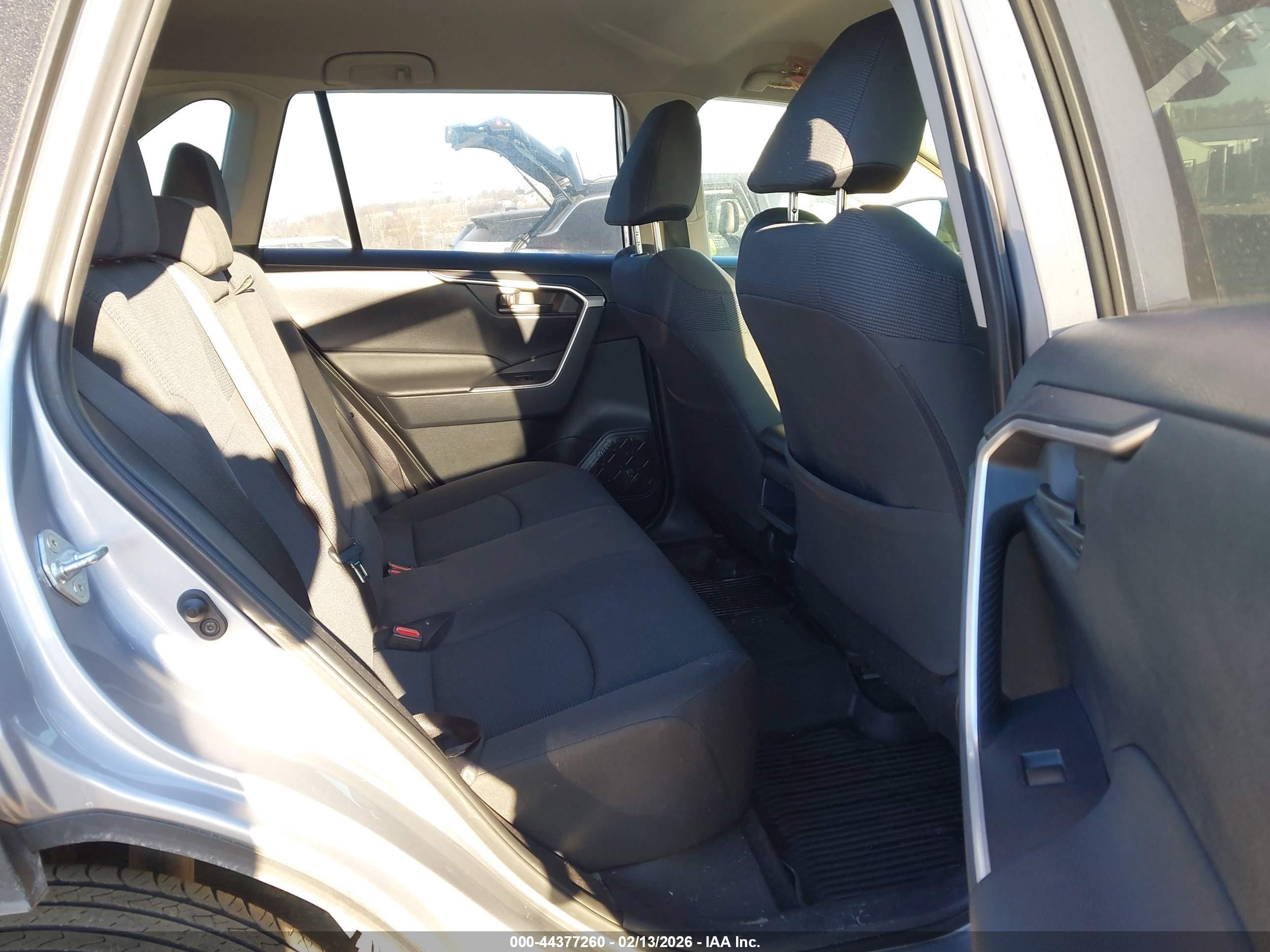 TOYOTA RAV4 image 8