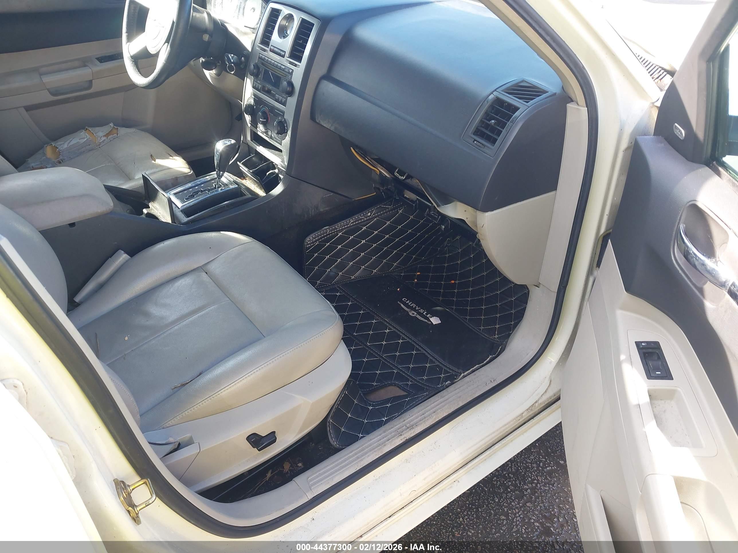 CHRYSLER 300 image 5
