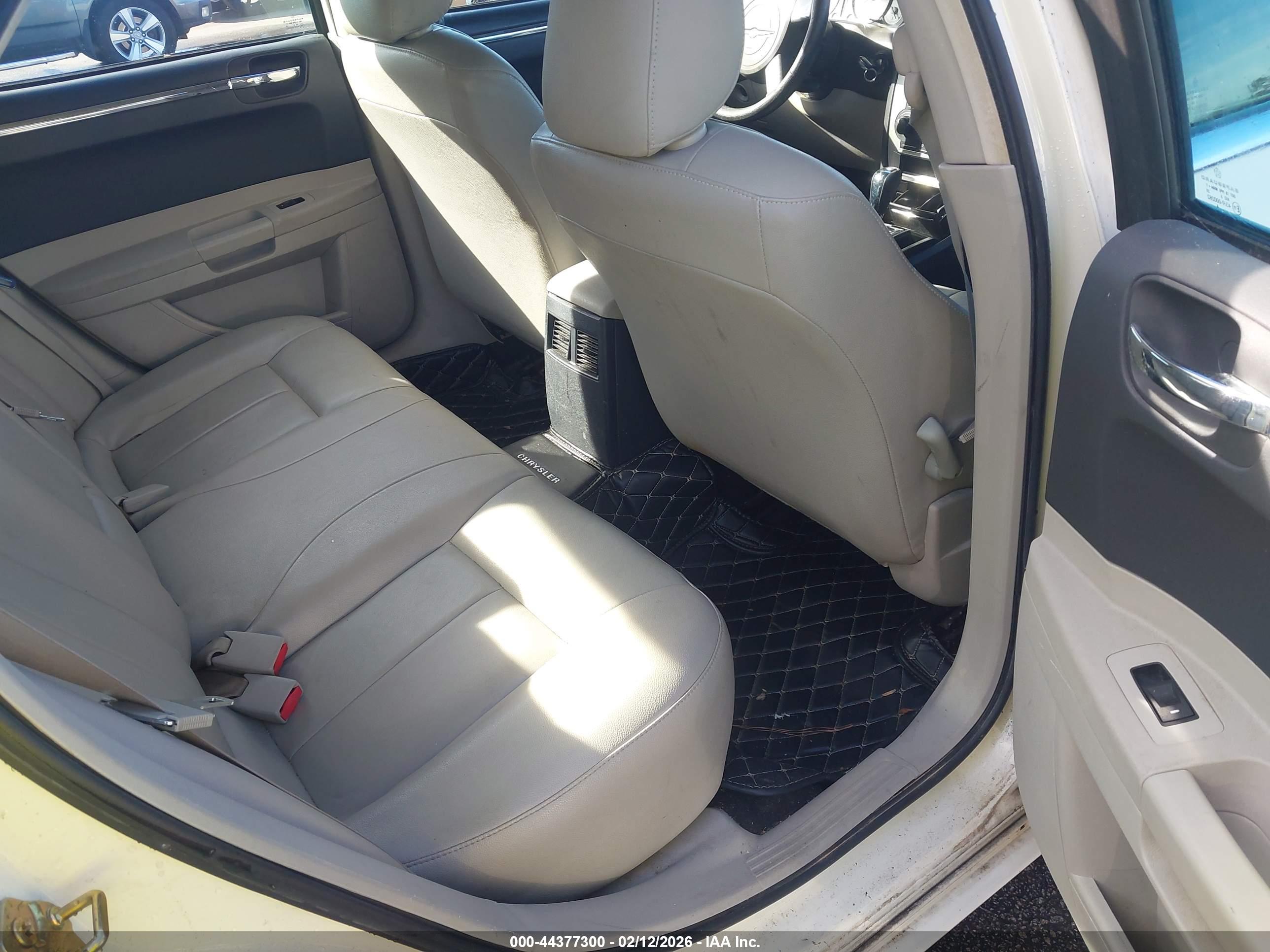 CHRYSLER 300 image 8