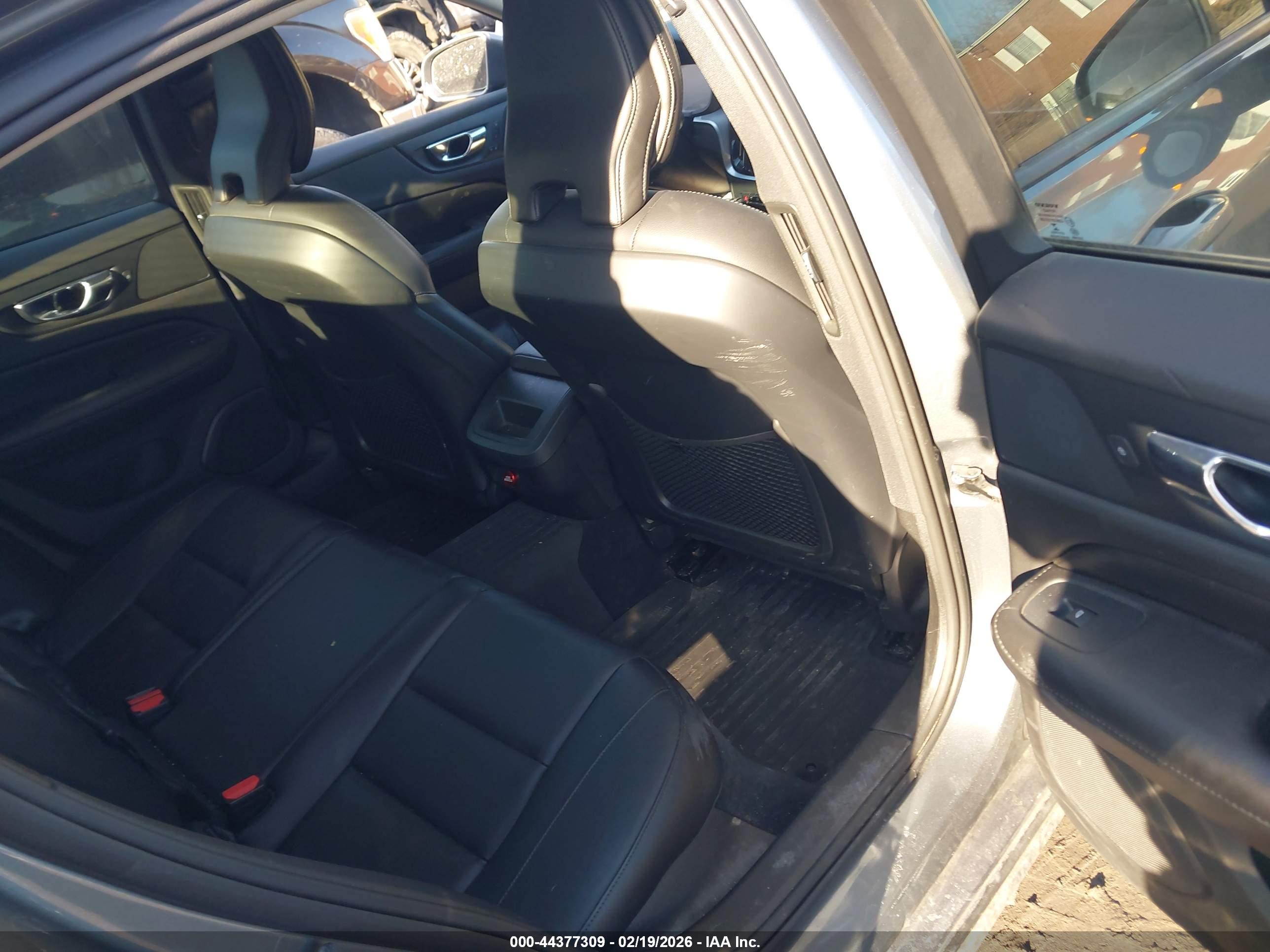 VOLVO S60 image 8