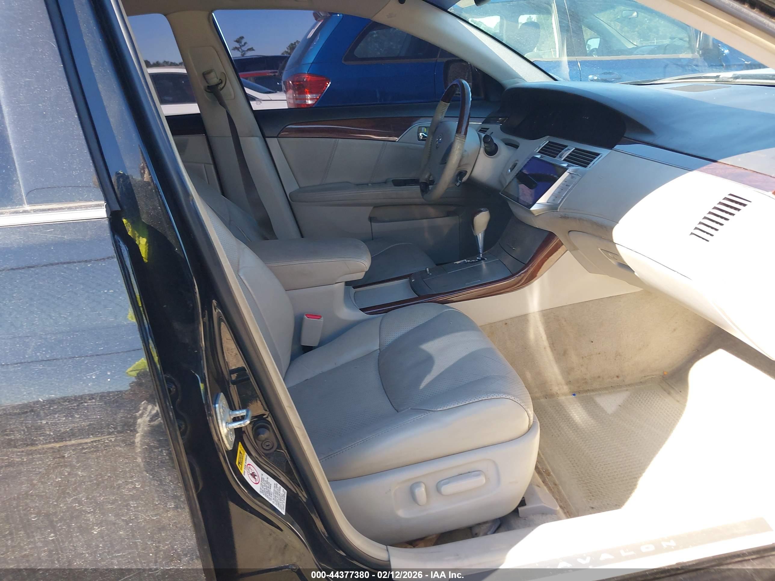 TOYOTA AVALON image 5
