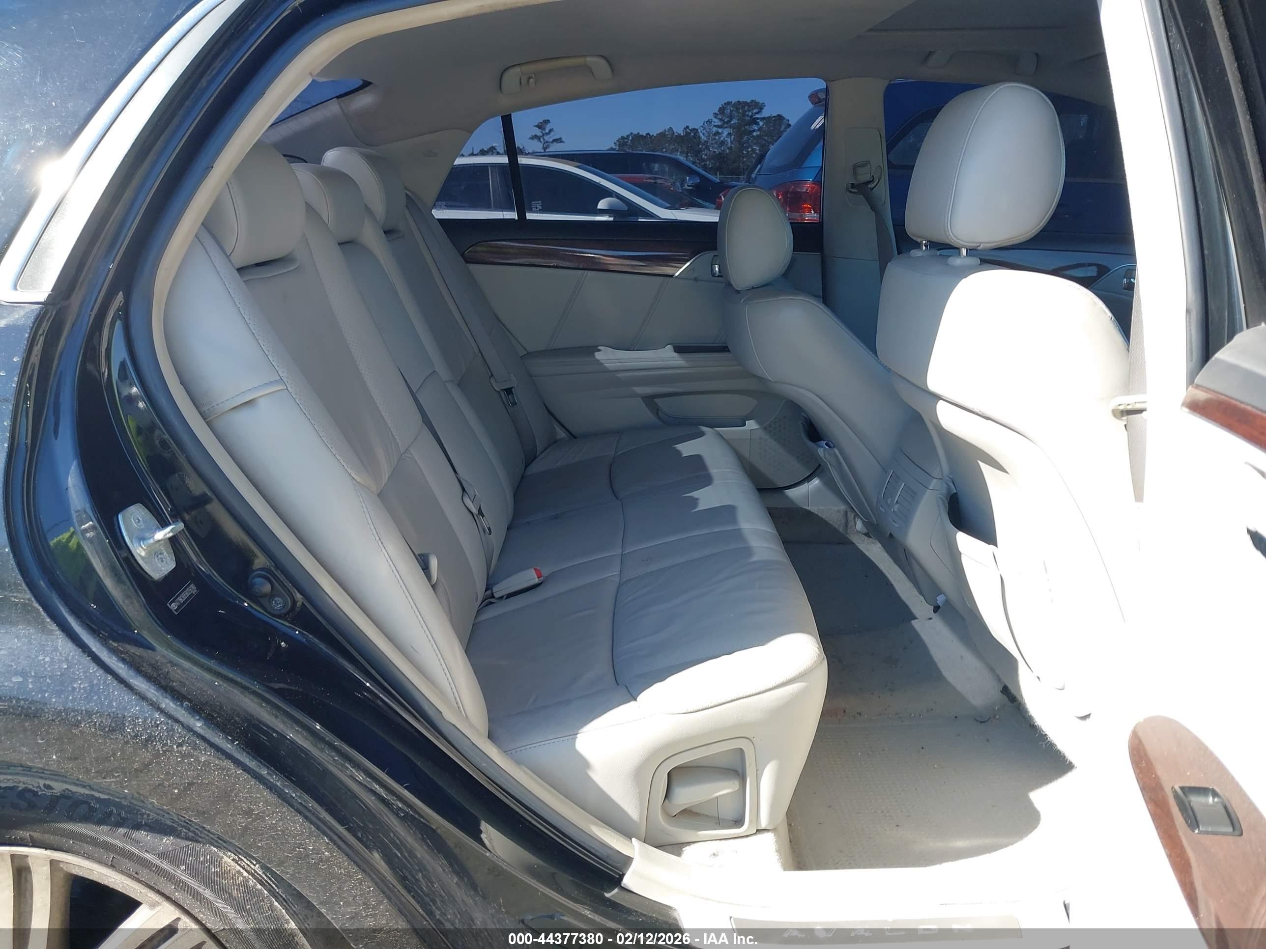 TOYOTA AVALON image 8