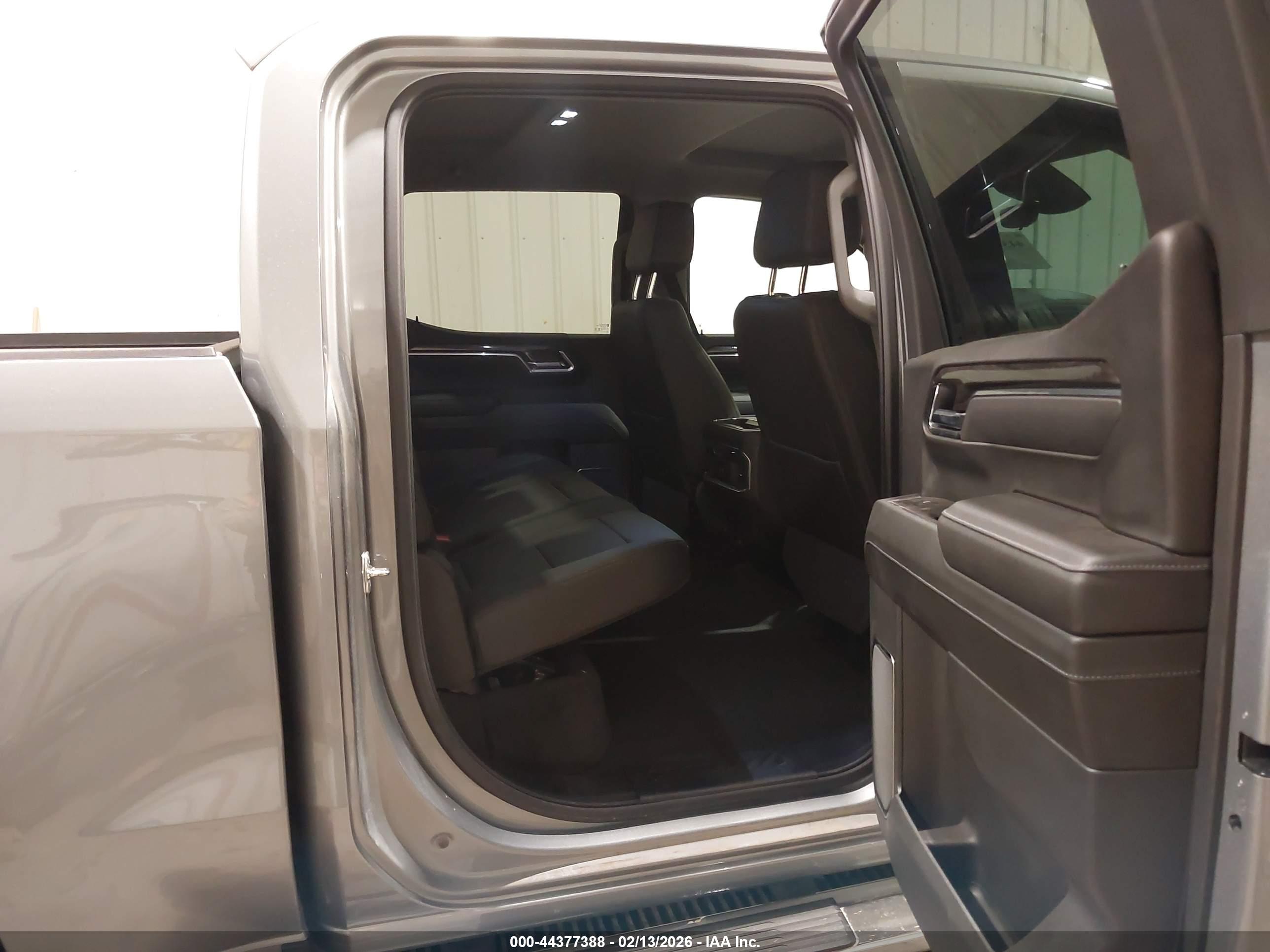 CHEVROLET SILVERADO image 8