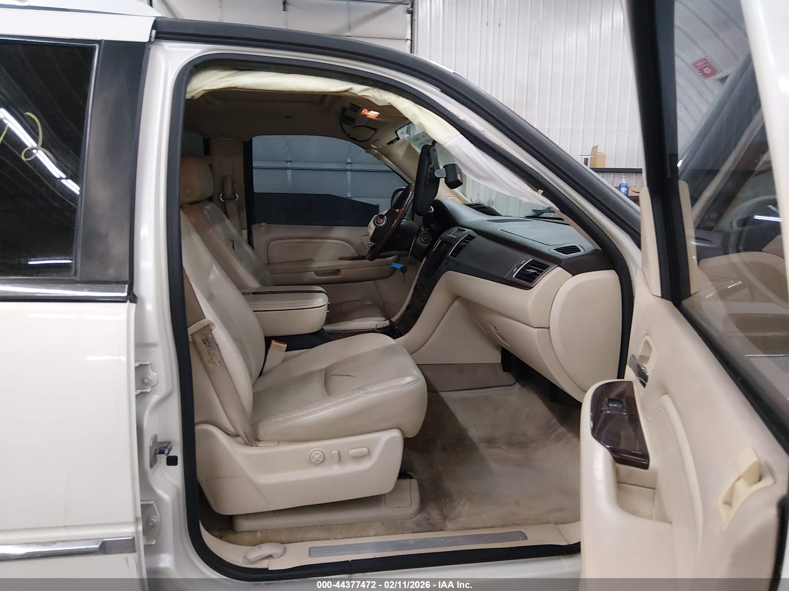 CADILLAC ESCALADE image 5