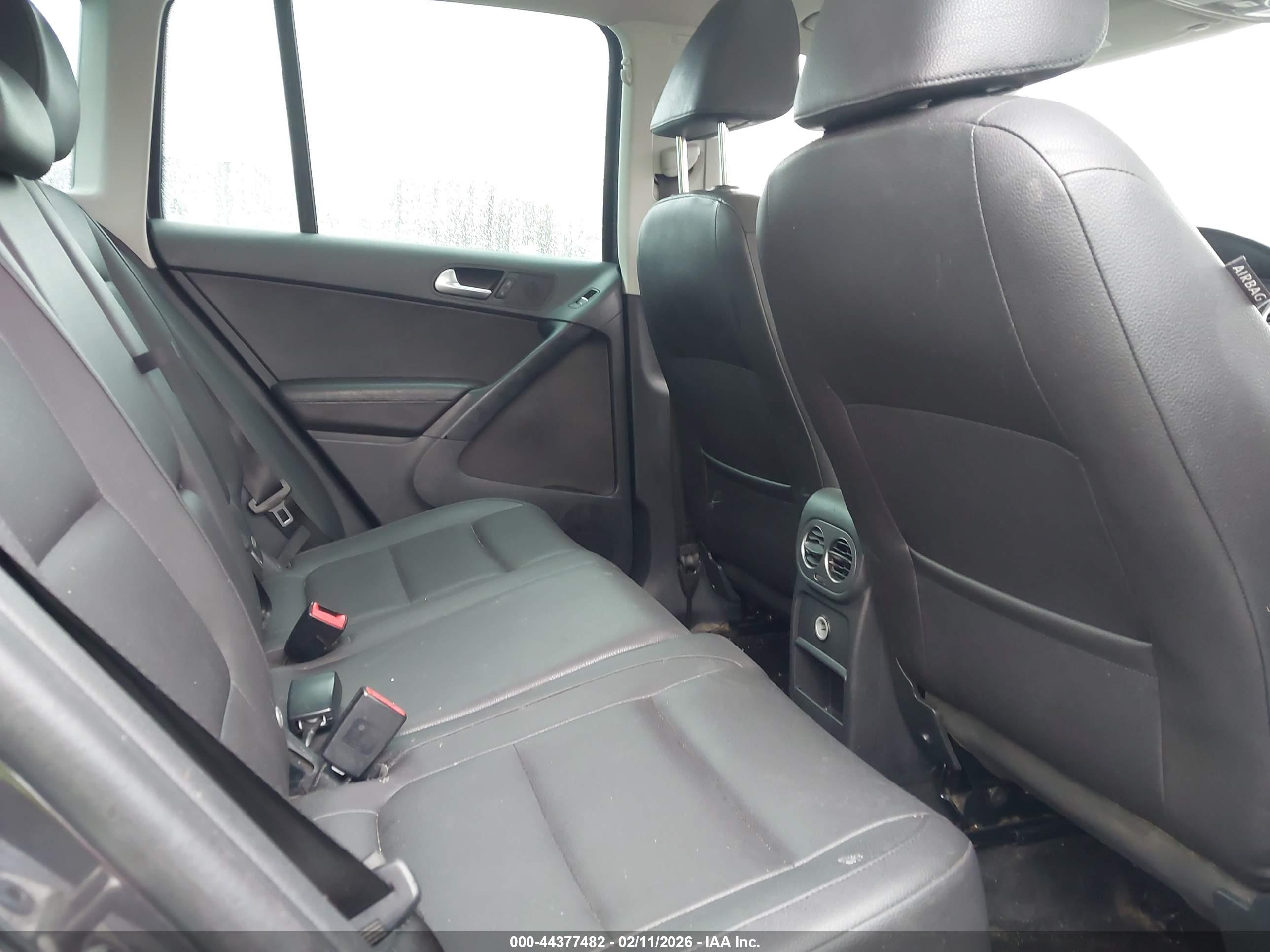 VOLKSWAGEN TIGUAN image 8