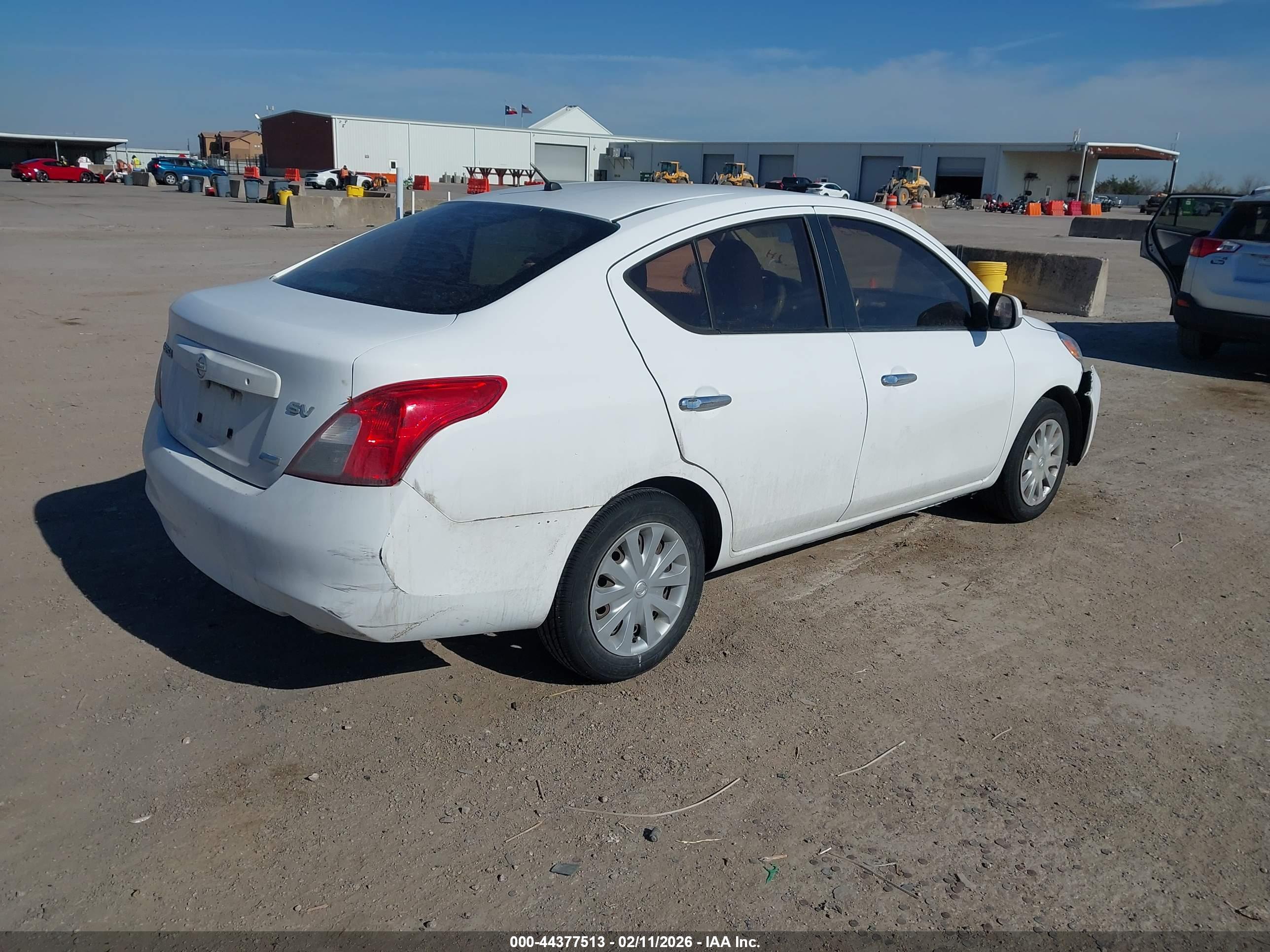 NISSAN VERSA image 4