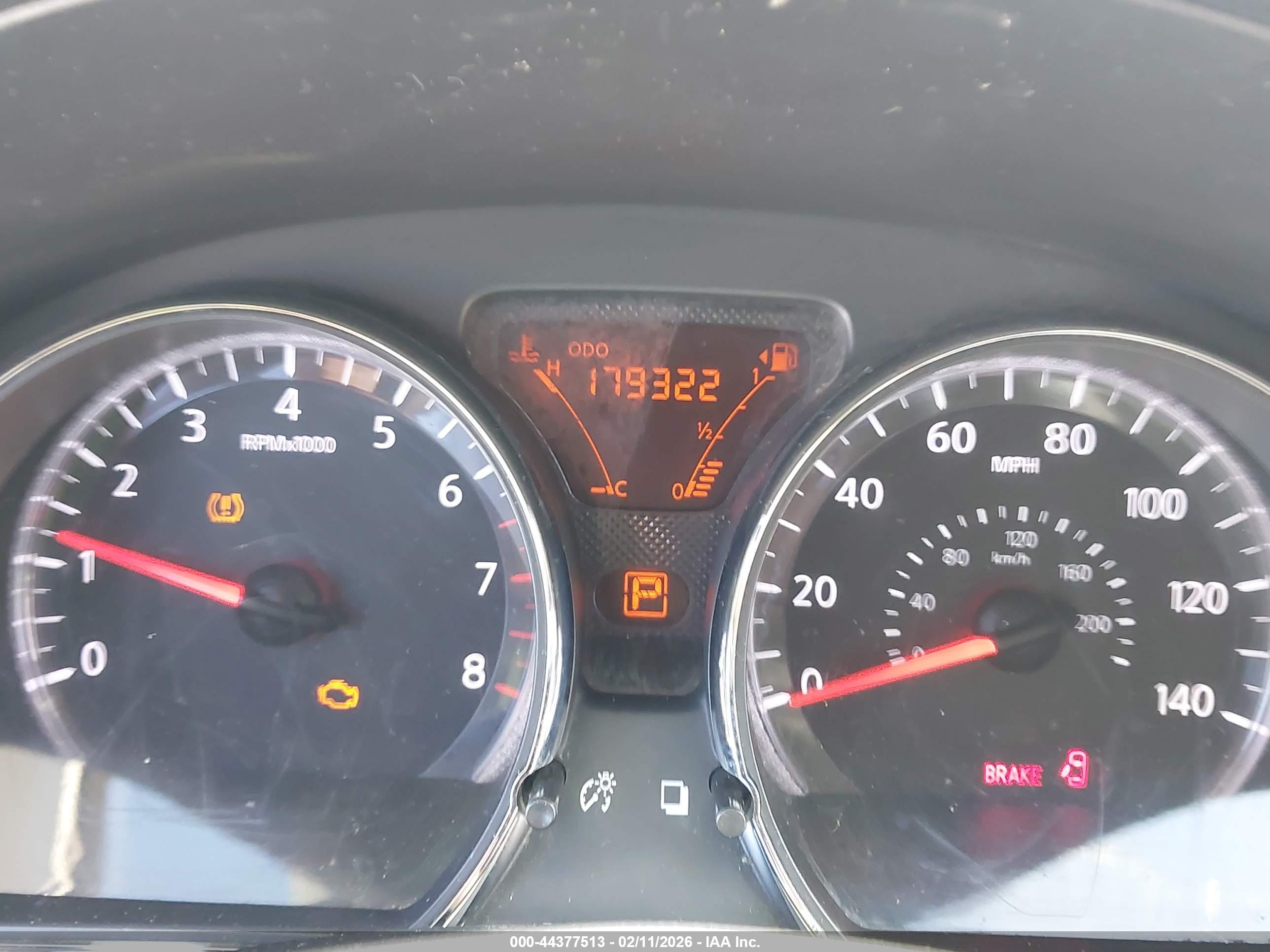 NISSAN VERSA image 7