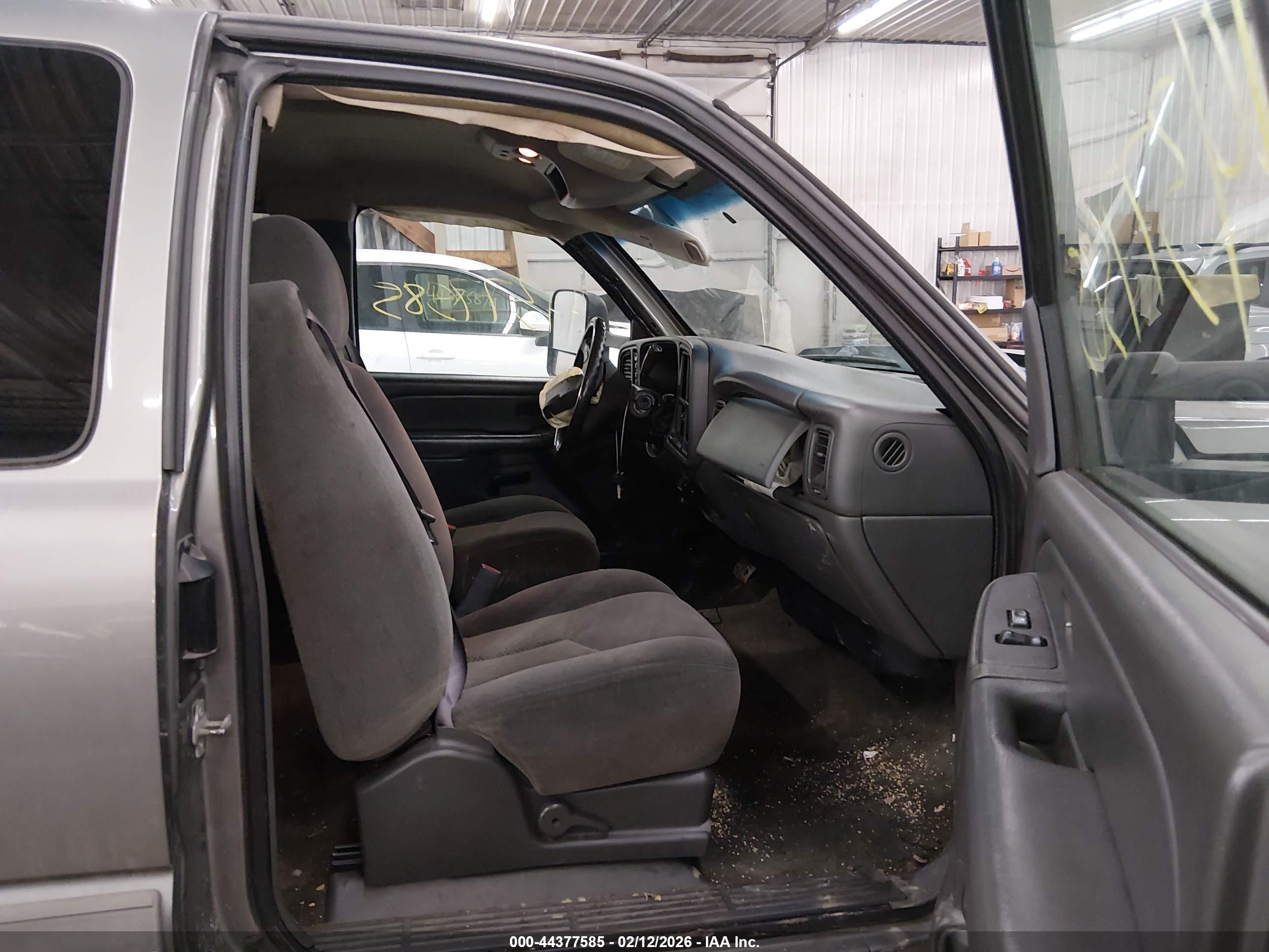 CHEVROLET SILVERADO image 5