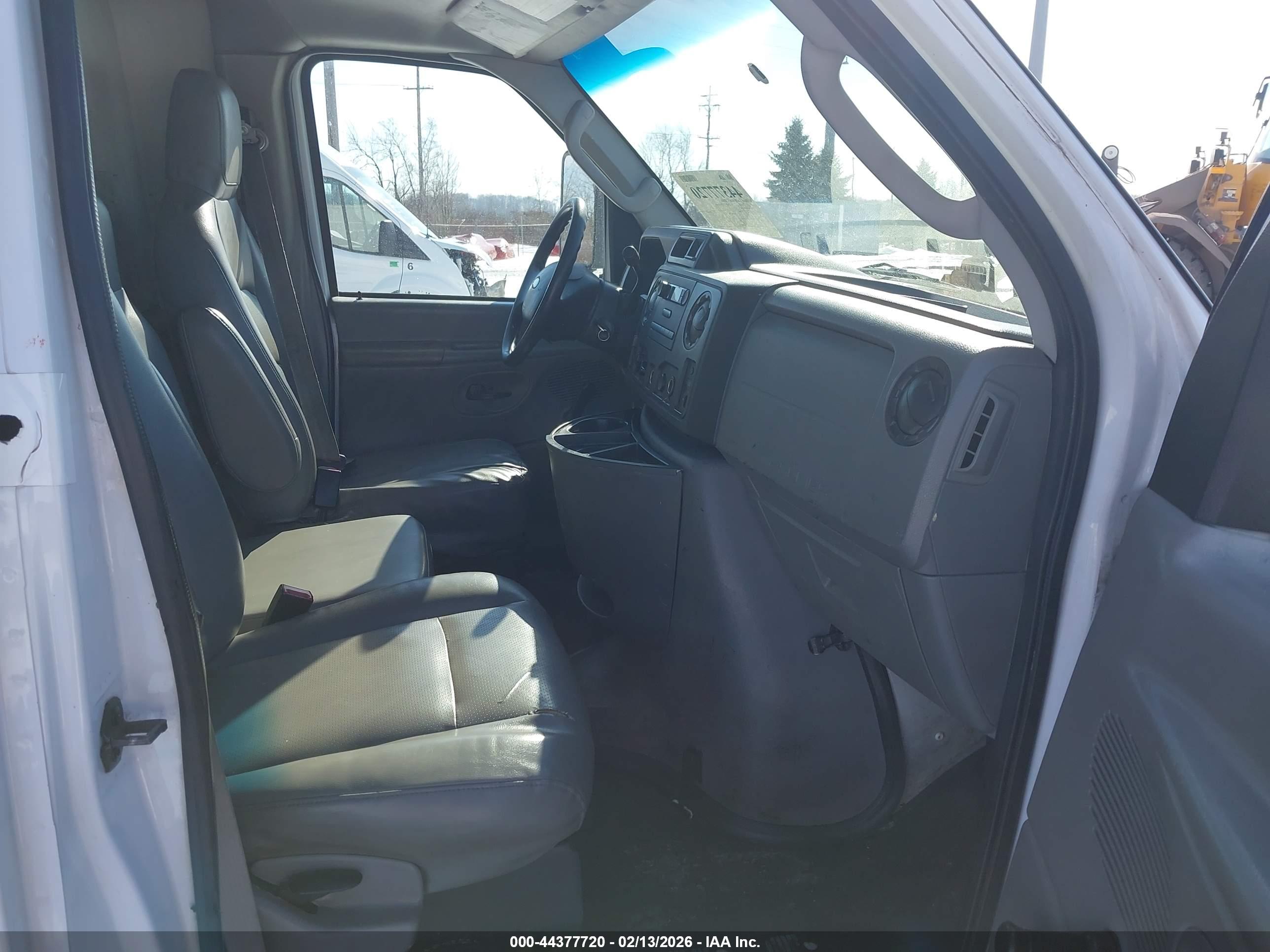 FORD E-450 image 8