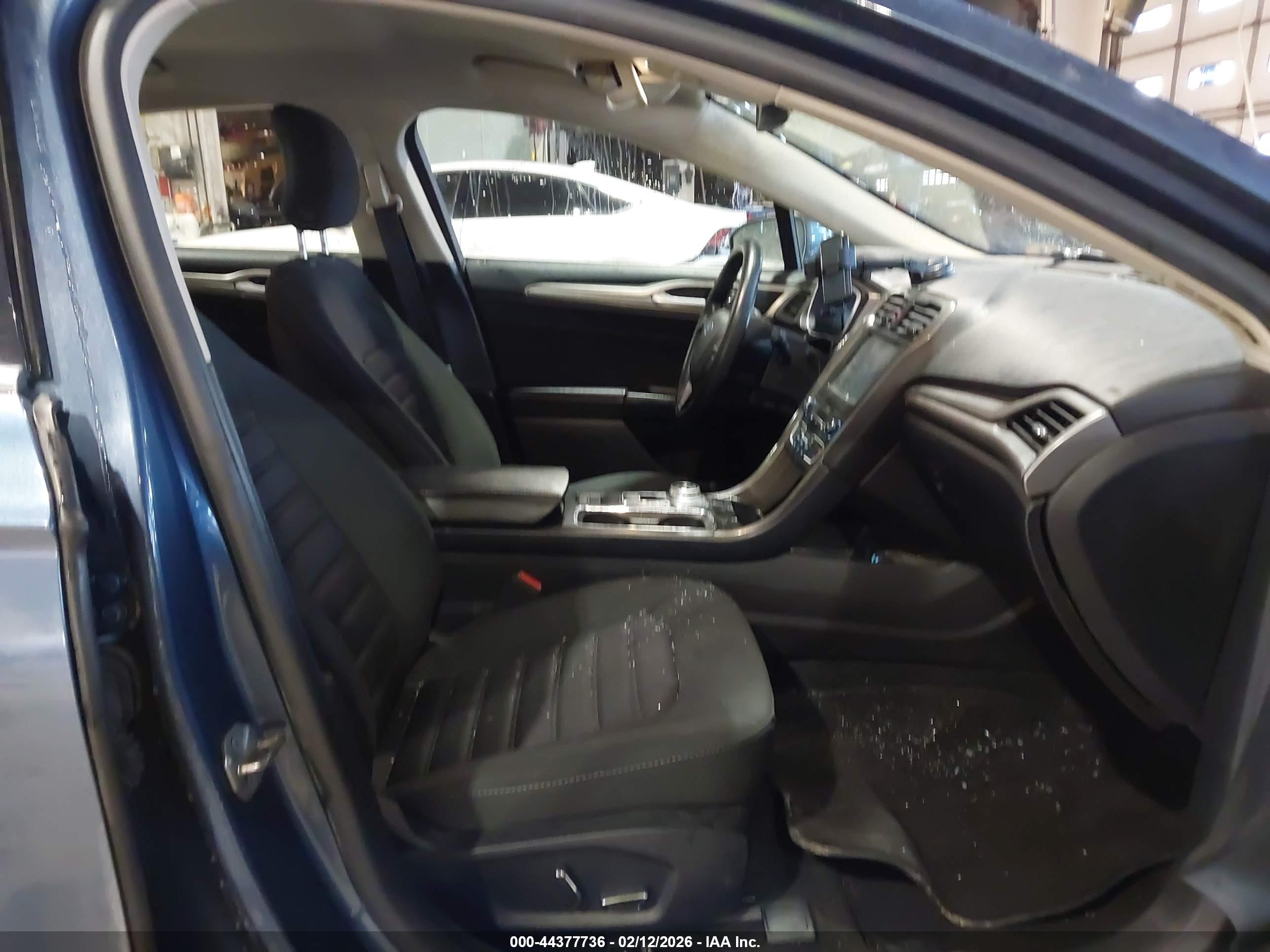 FORD FUSION image 5