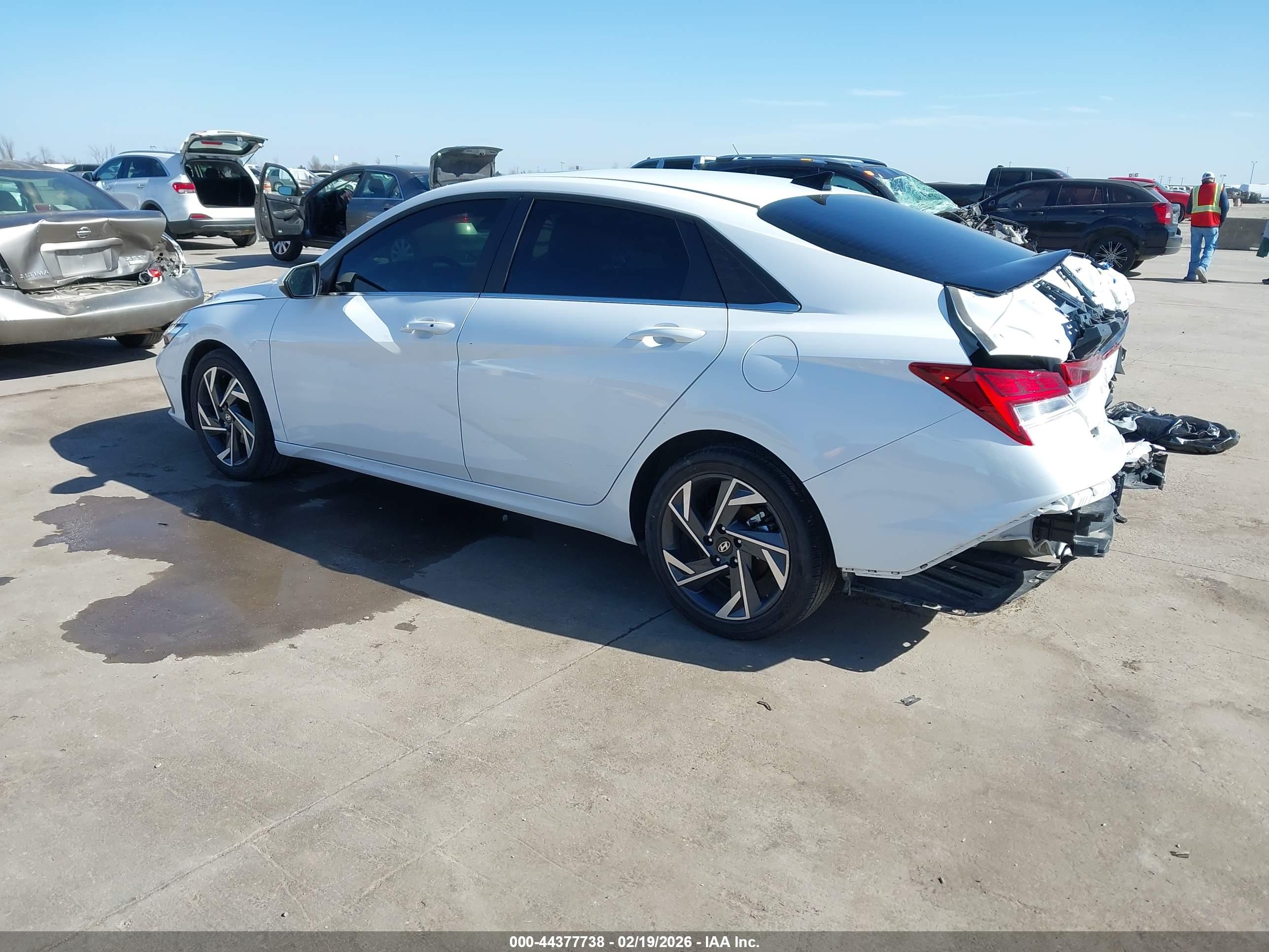 HYUNDAI ELANTRA image 3