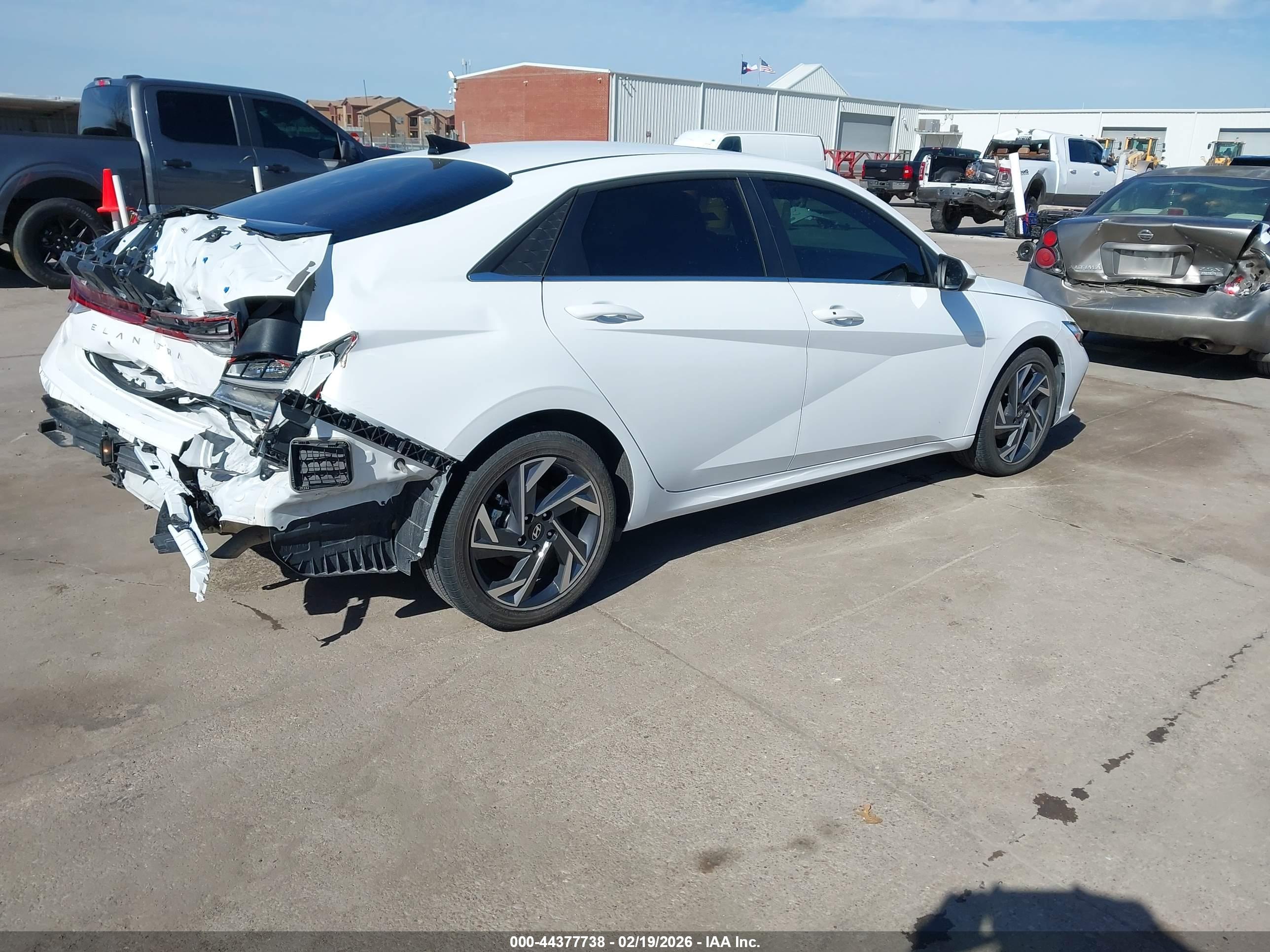 HYUNDAI ELANTRA image 4