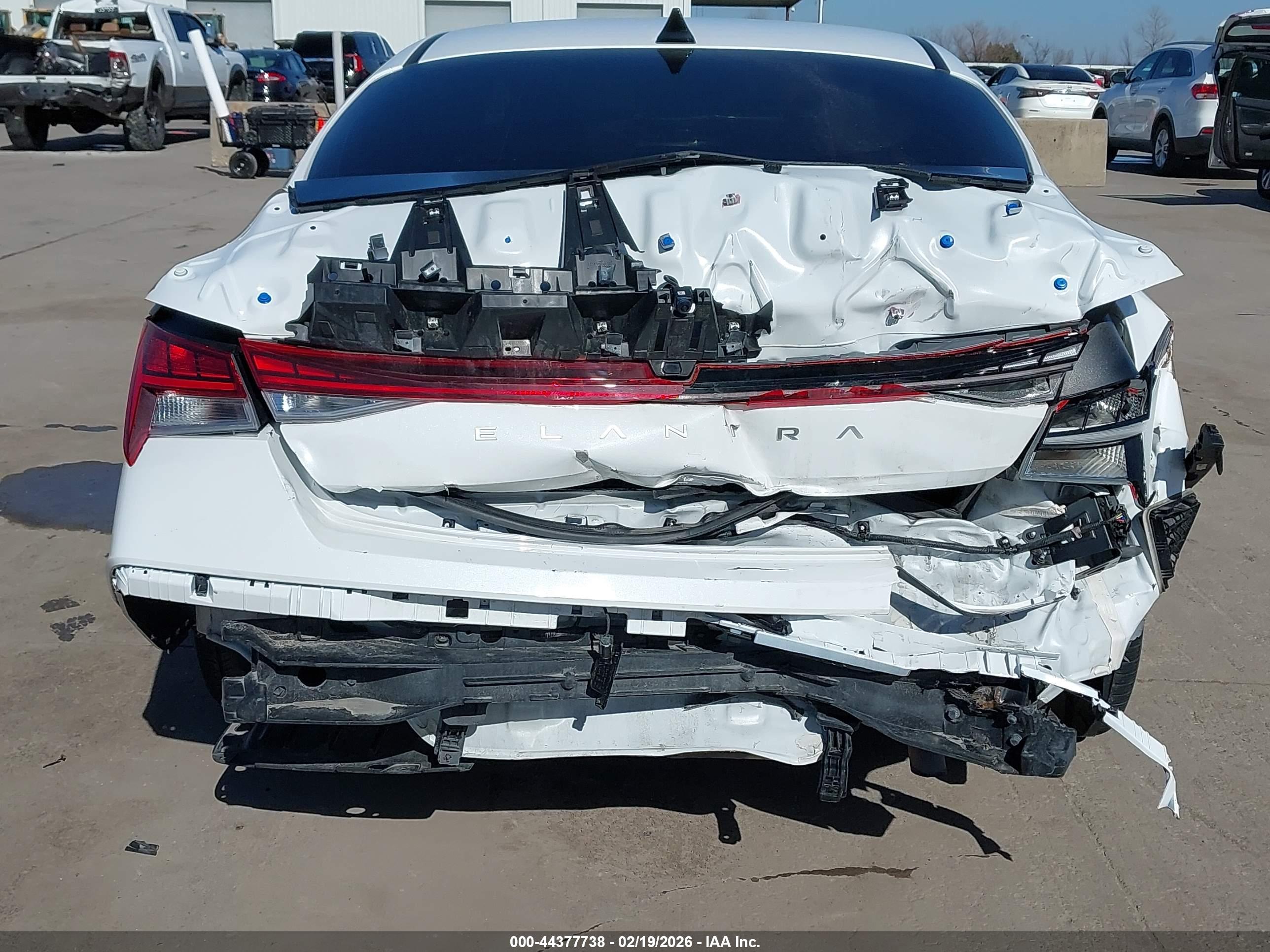 HYUNDAI ELANTRA image 6