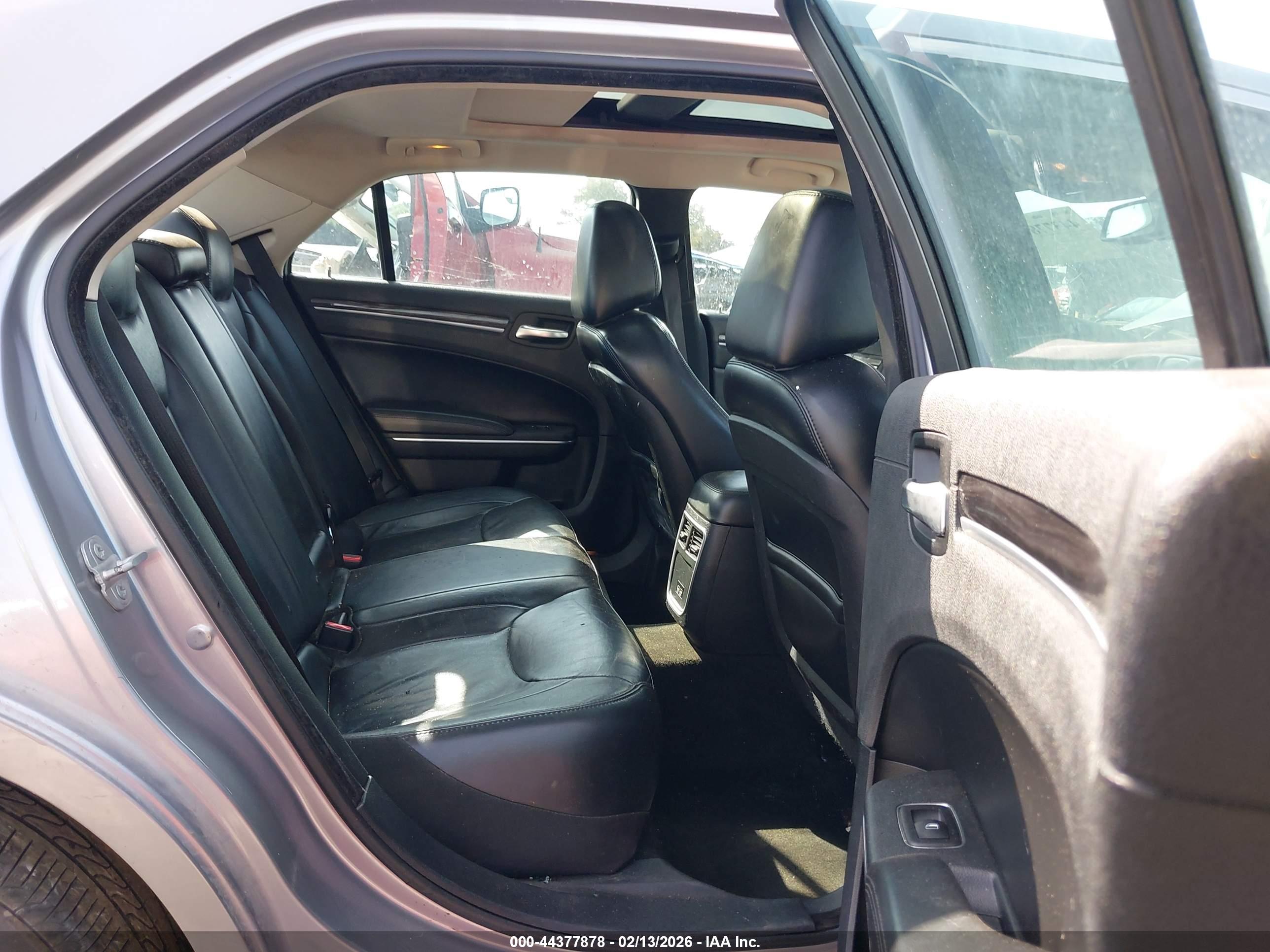 CHRYSLER 300 image 8