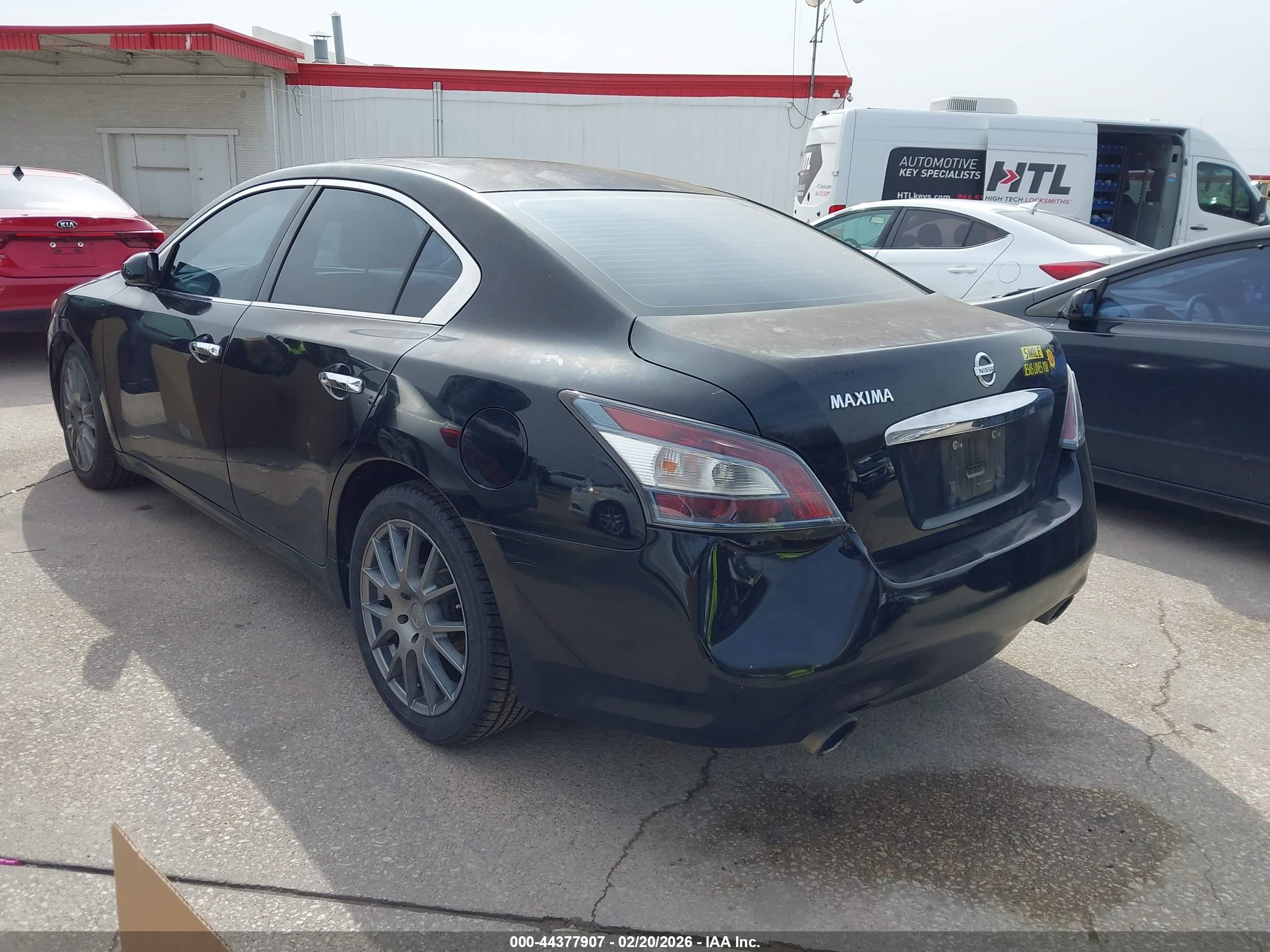 NISSAN MAXIMA image 3