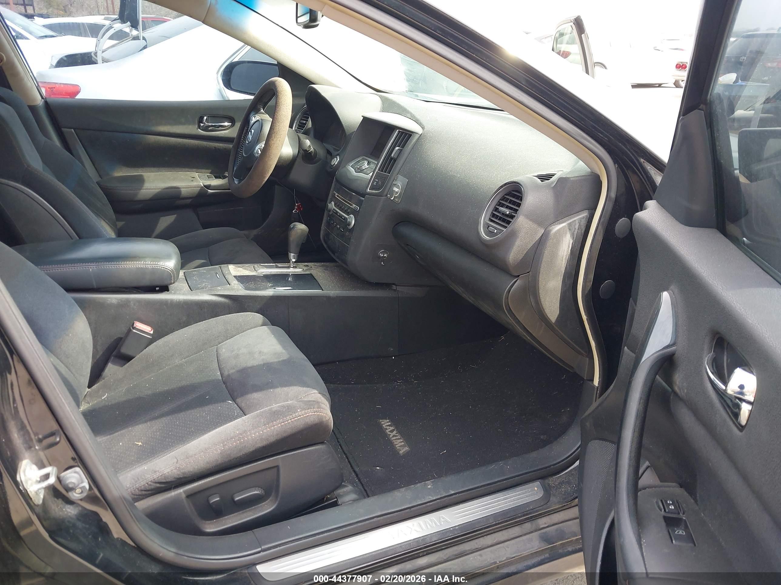 NISSAN MAXIMA image 5
