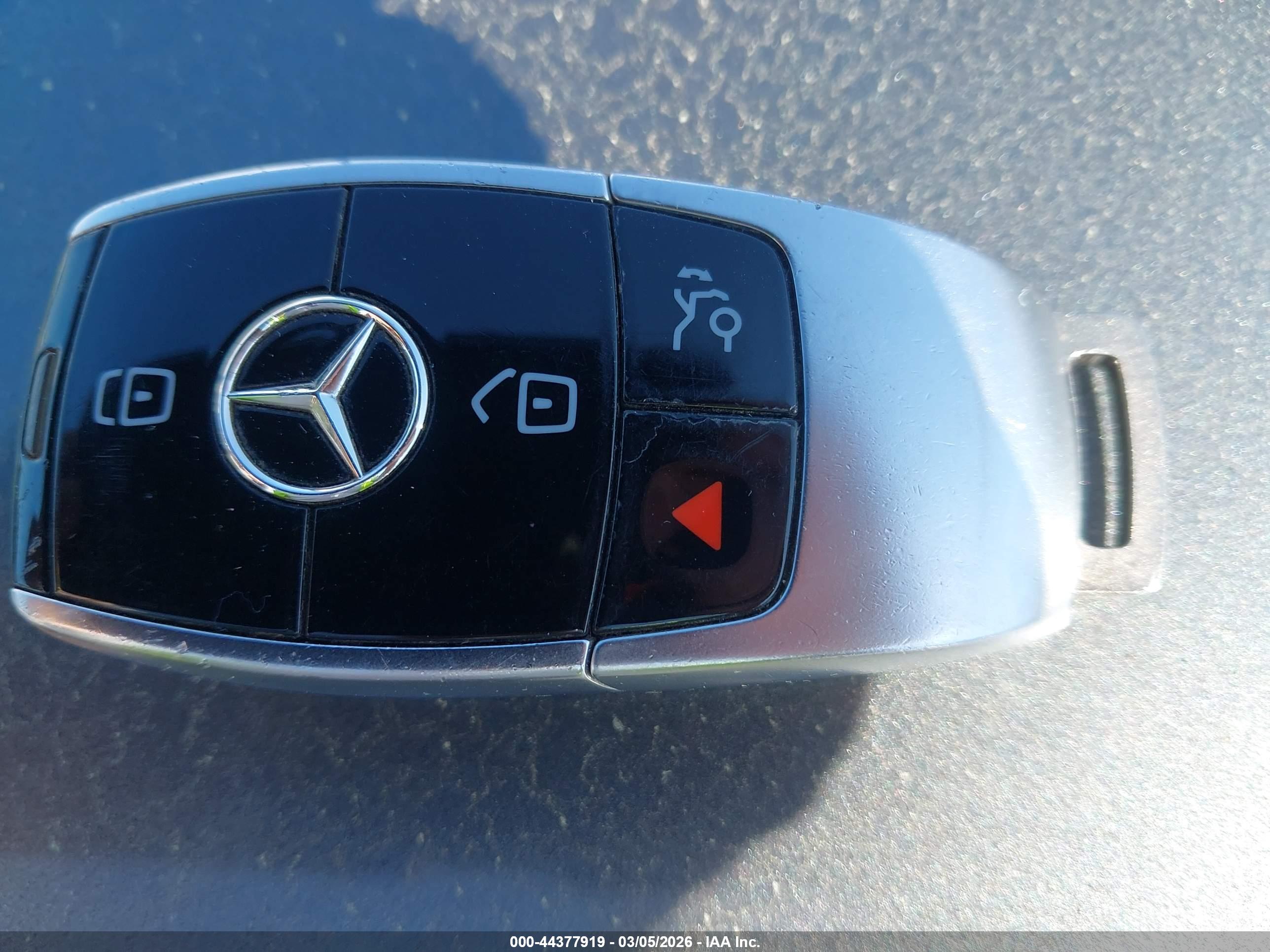 MERCEDES-BENZ E image 11