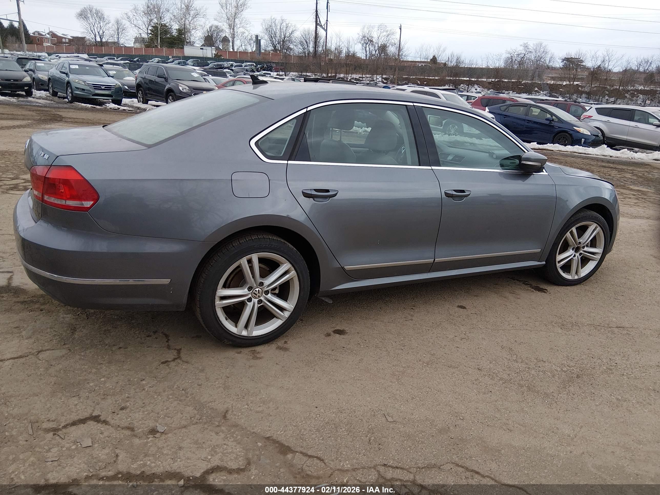 VOLKSWAGEN PASSAT image 4