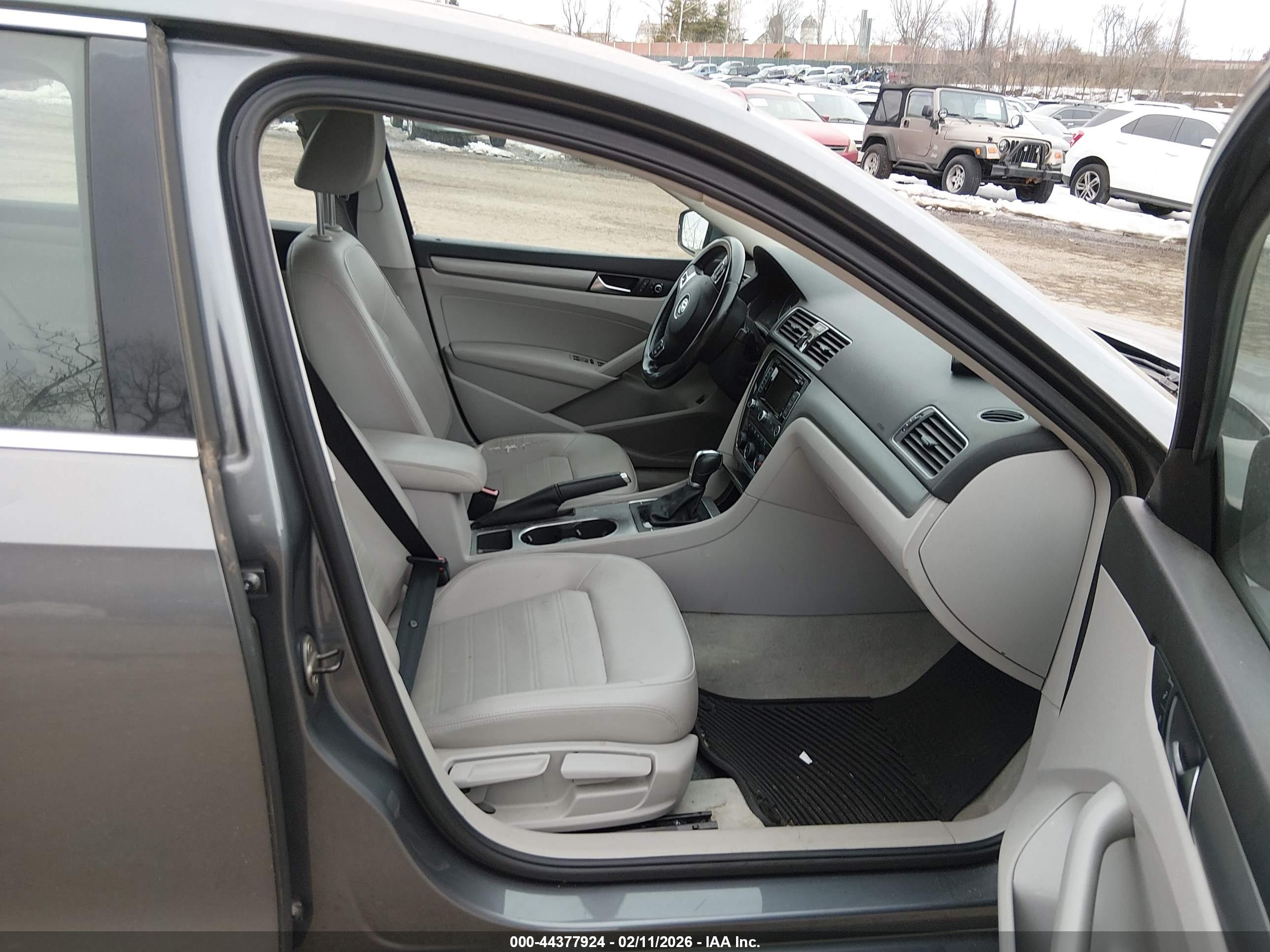 VOLKSWAGEN PASSAT image 5
