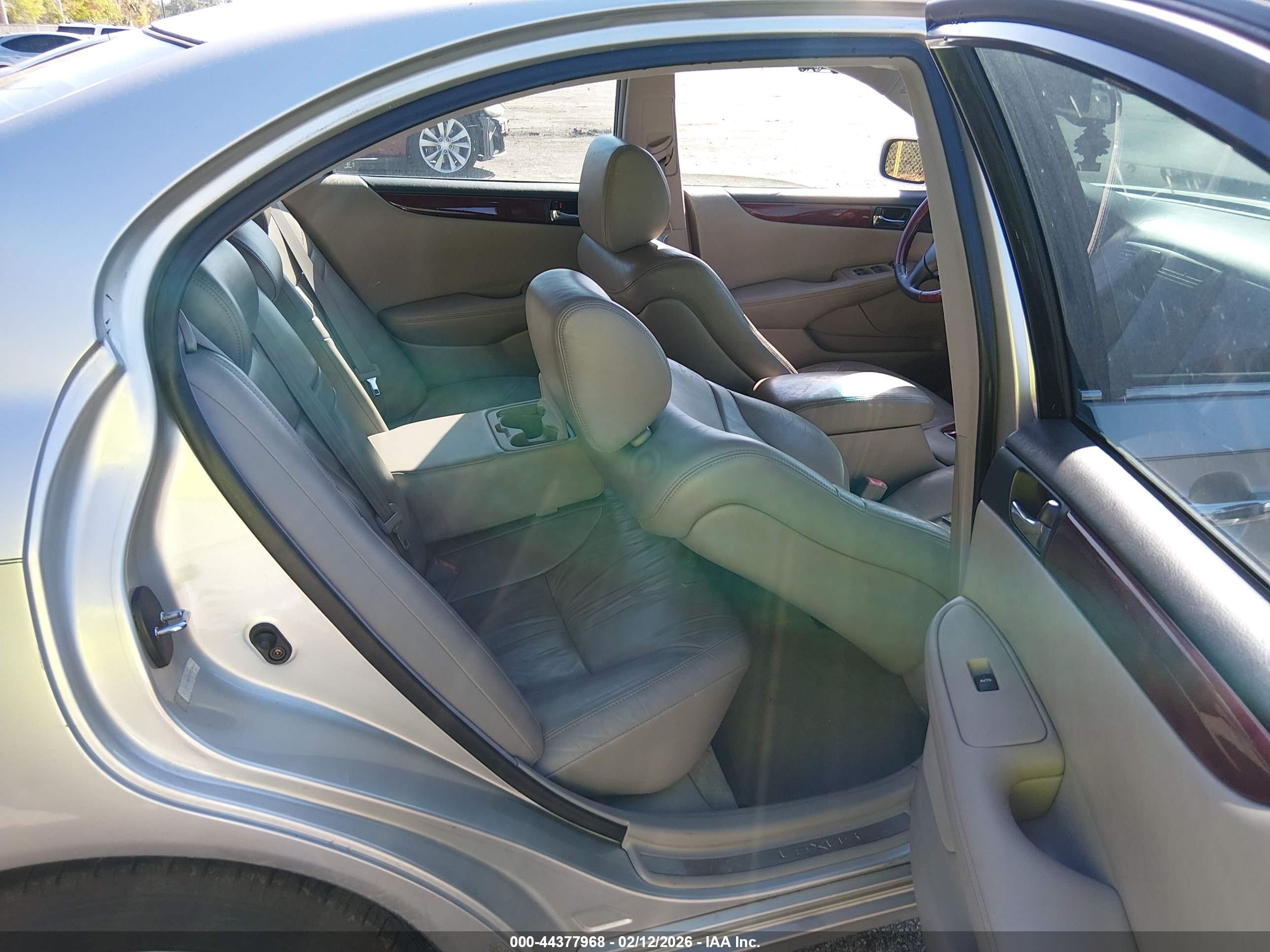 LEXUS ES image 8