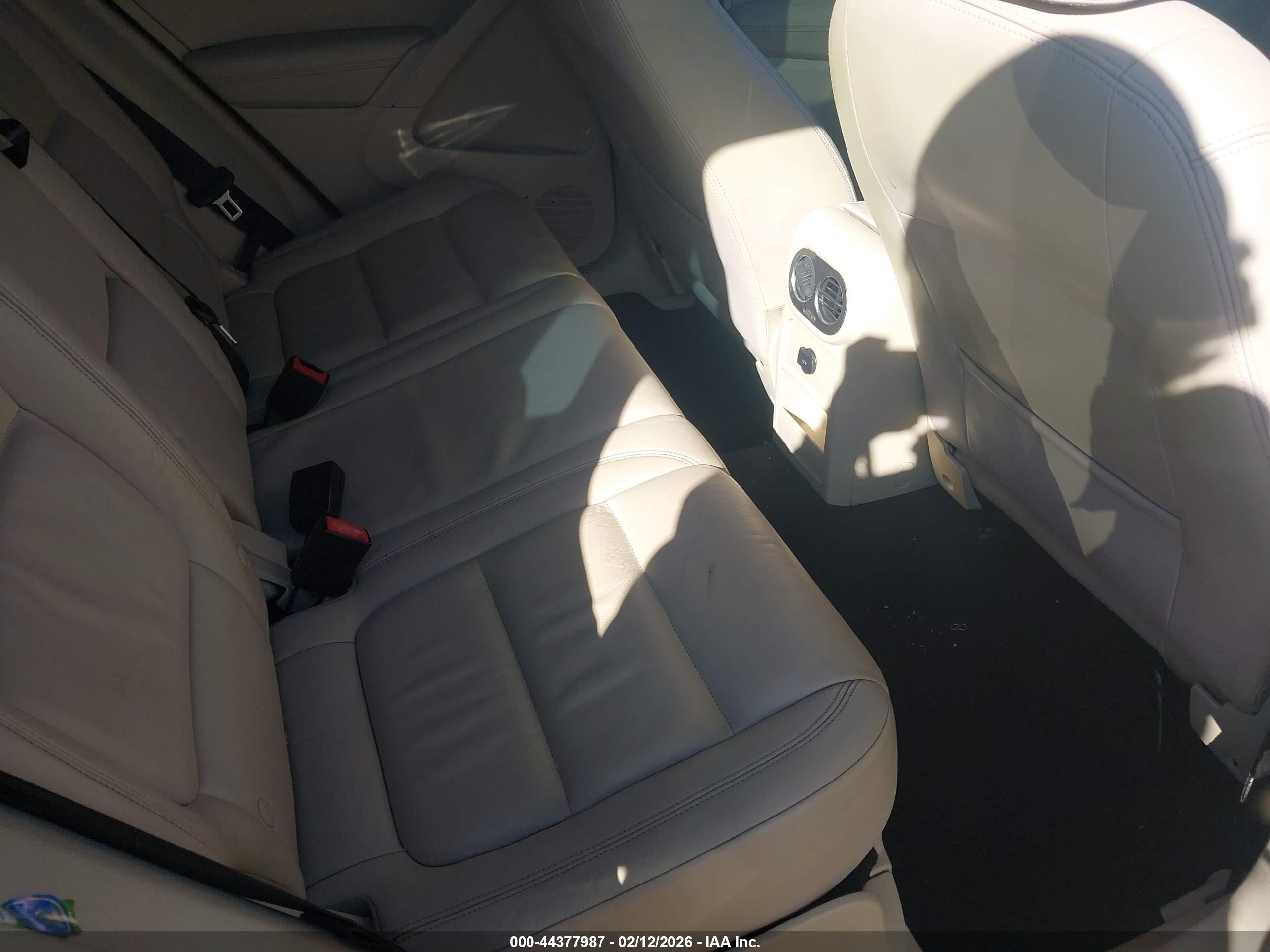 VOLKSWAGEN TIGUAN image 8