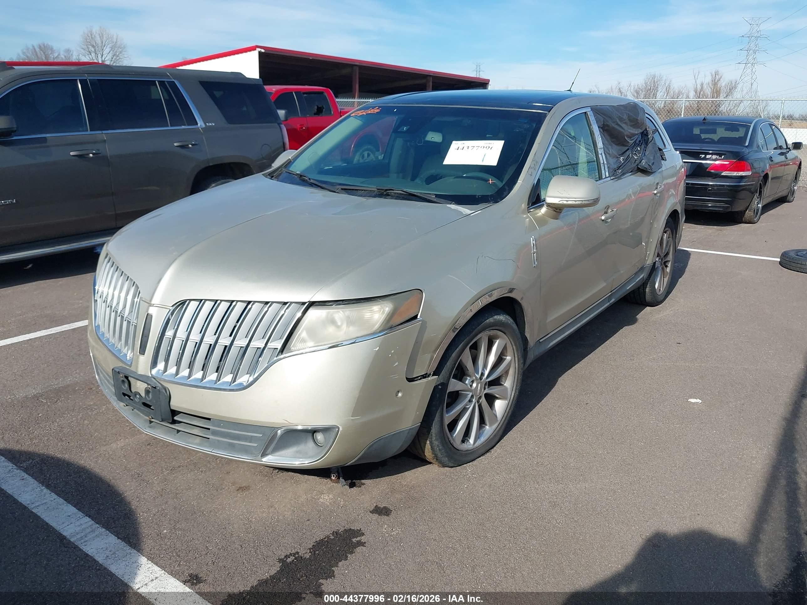 LINCOLN MKT image 2
