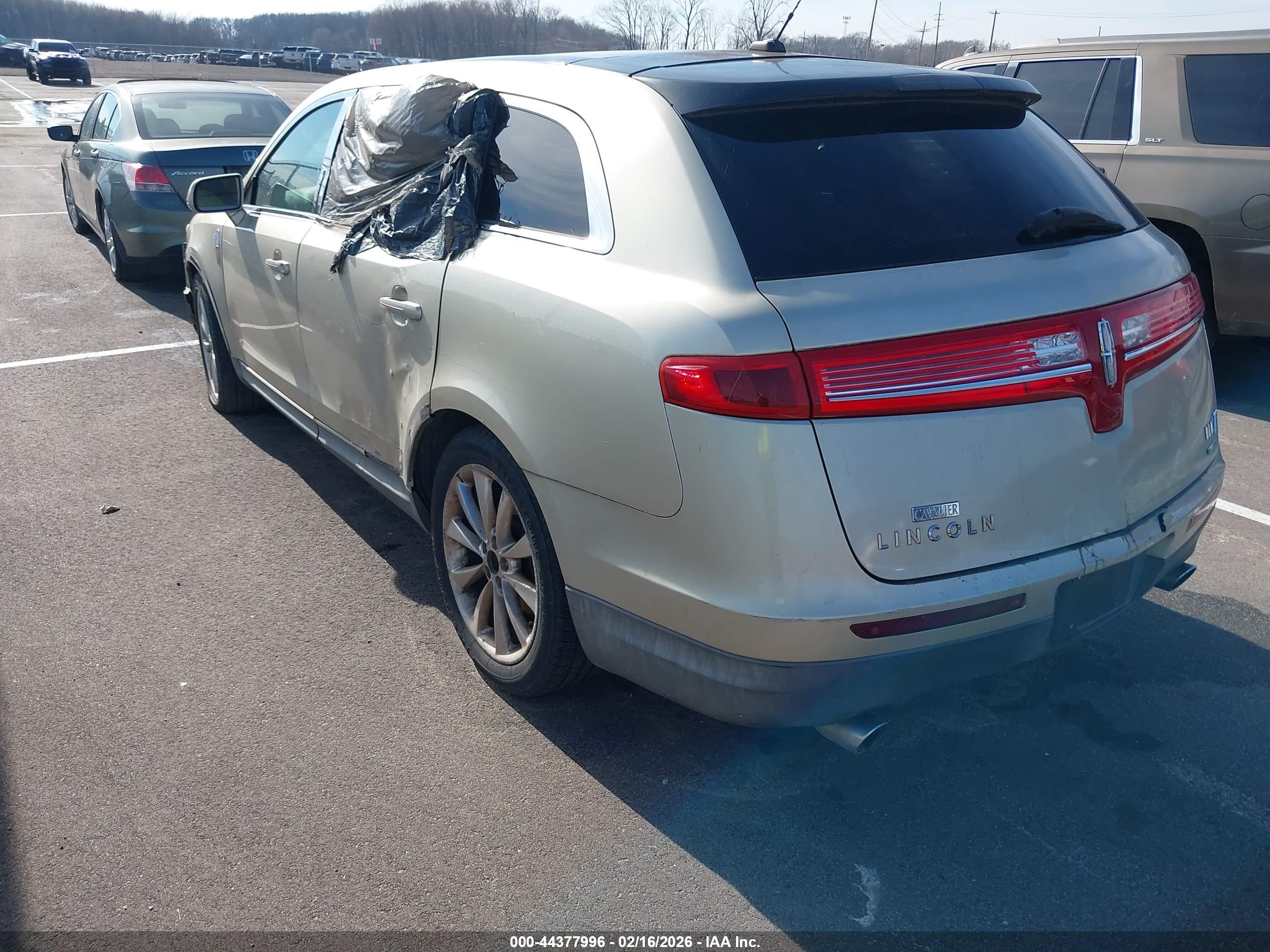 LINCOLN MKT image 3