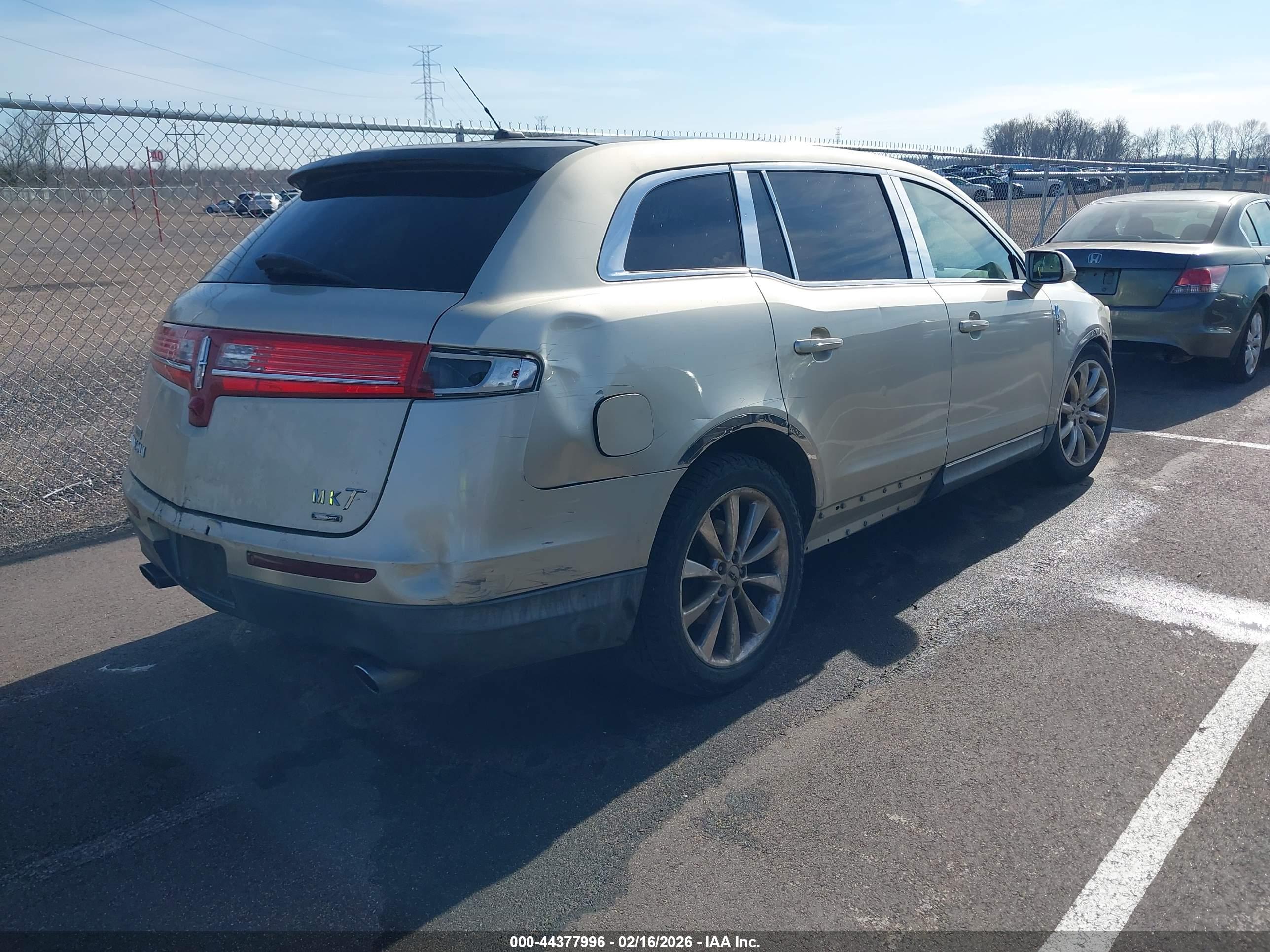 LINCOLN MKT image 4
