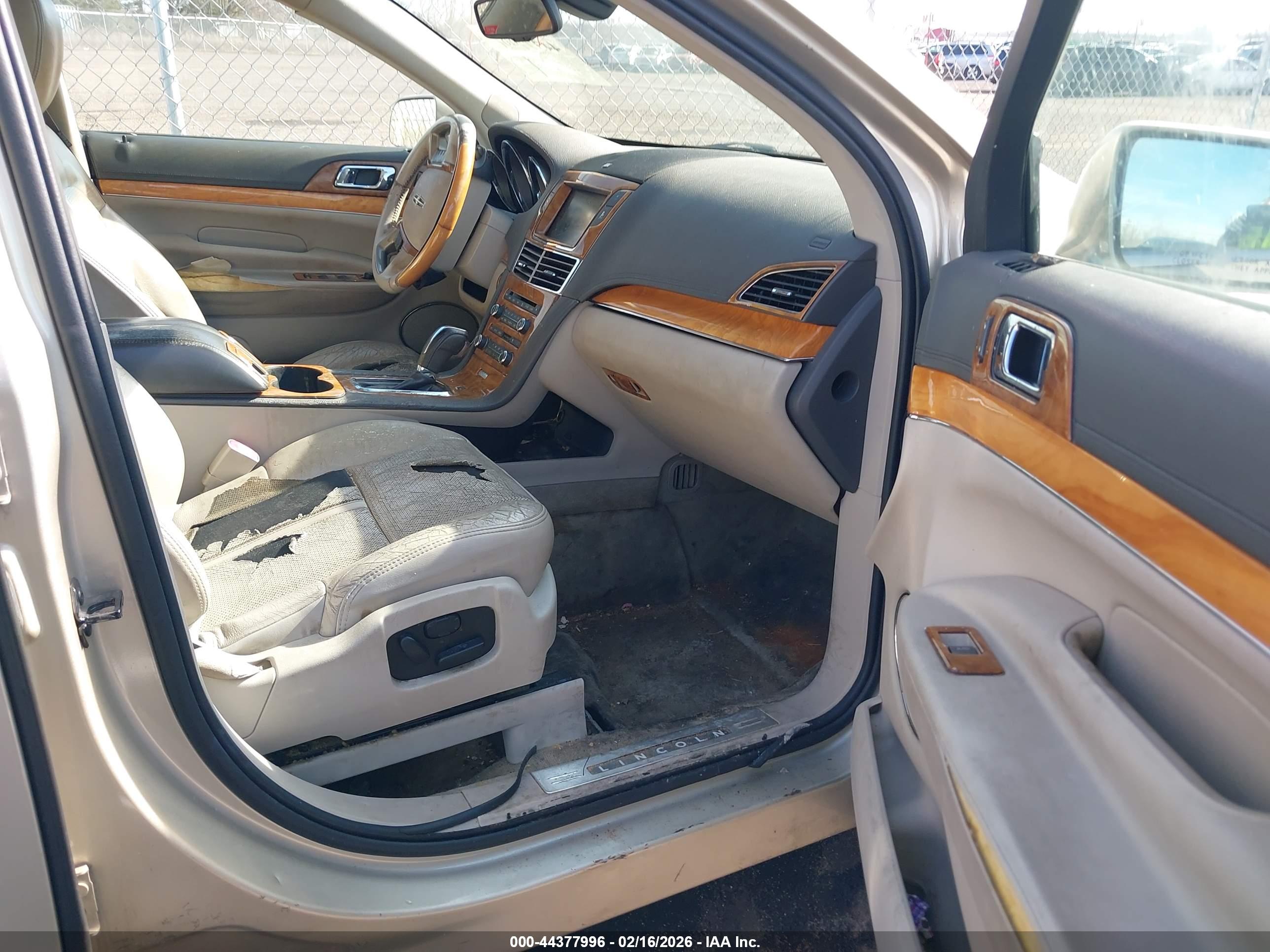 LINCOLN MKT image 5
