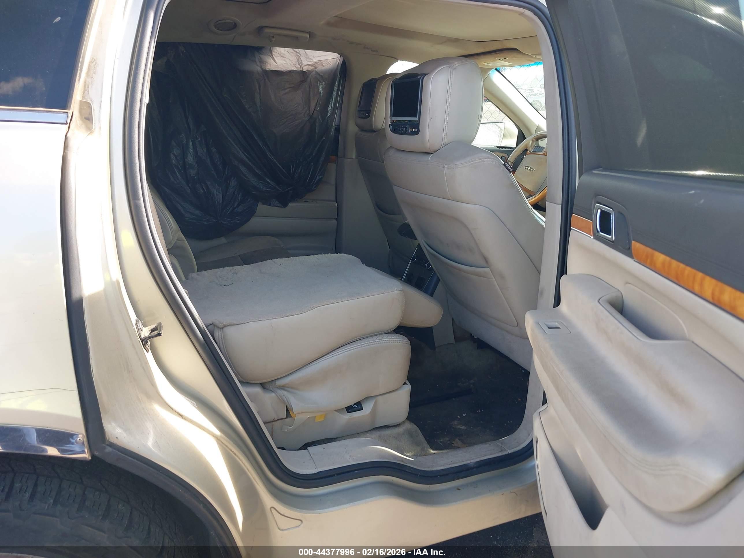 LINCOLN MKT image 8