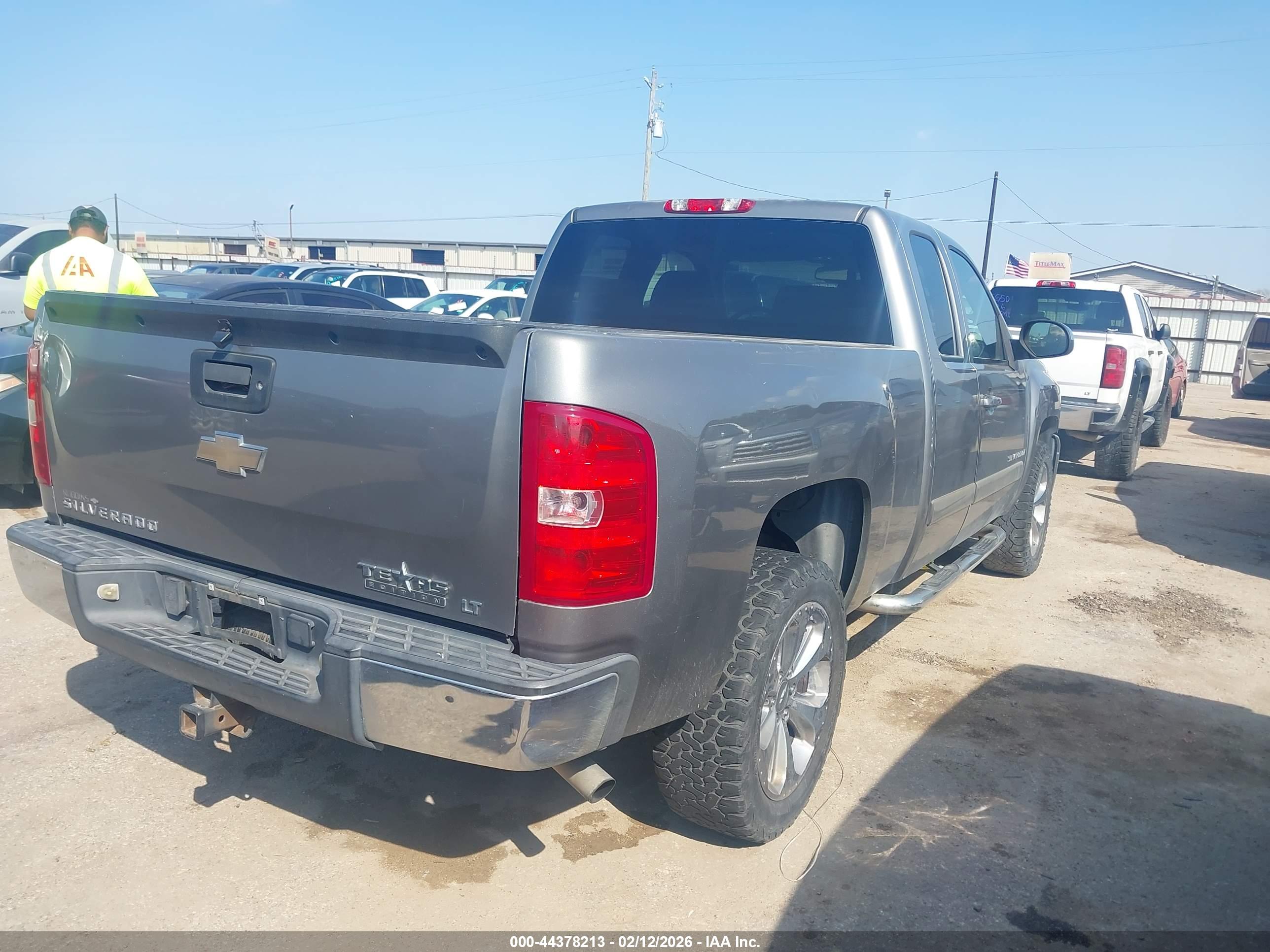 CHEVROLET SILVERADO image 4