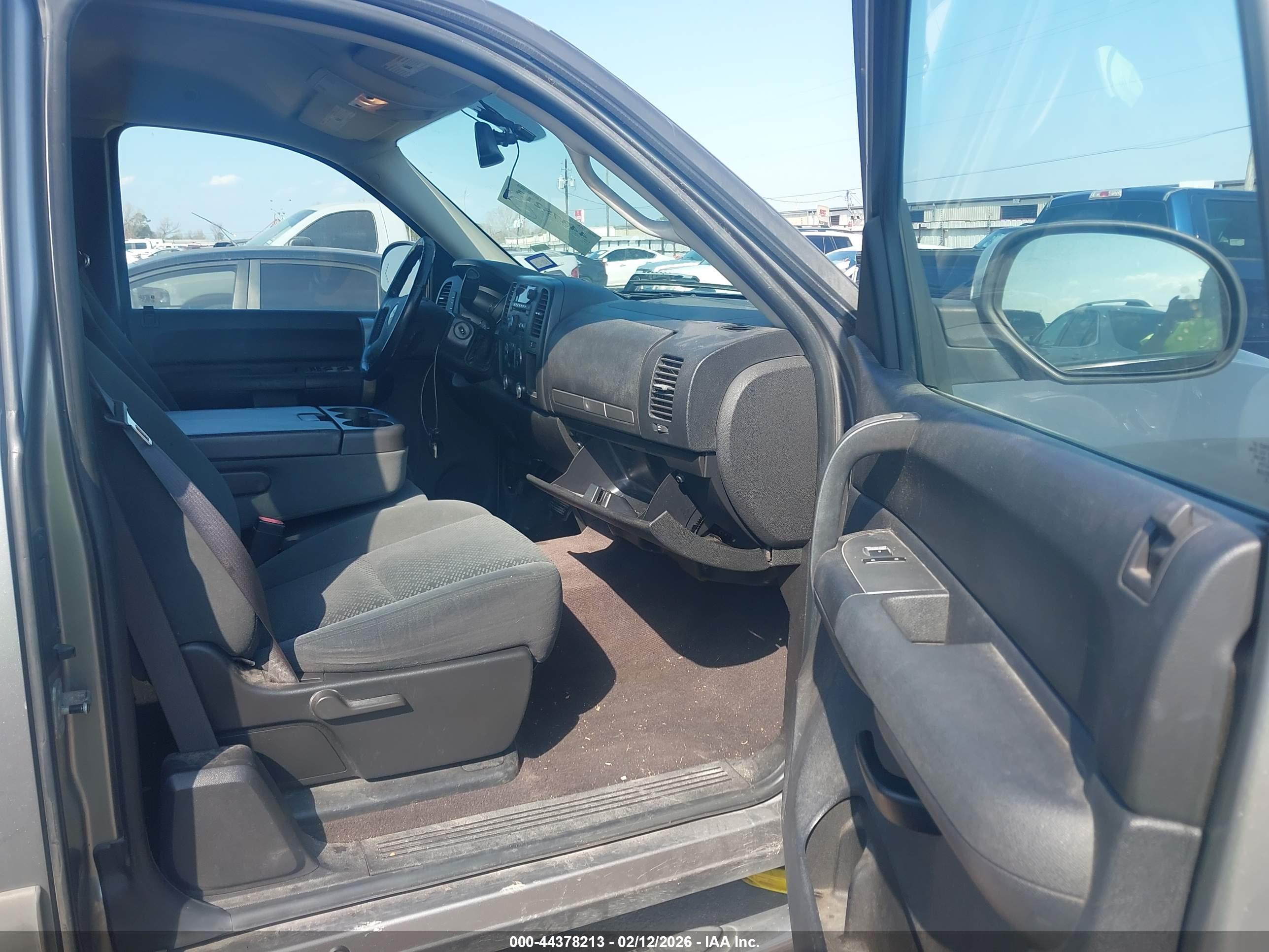 CHEVROLET SILVERADO image 5