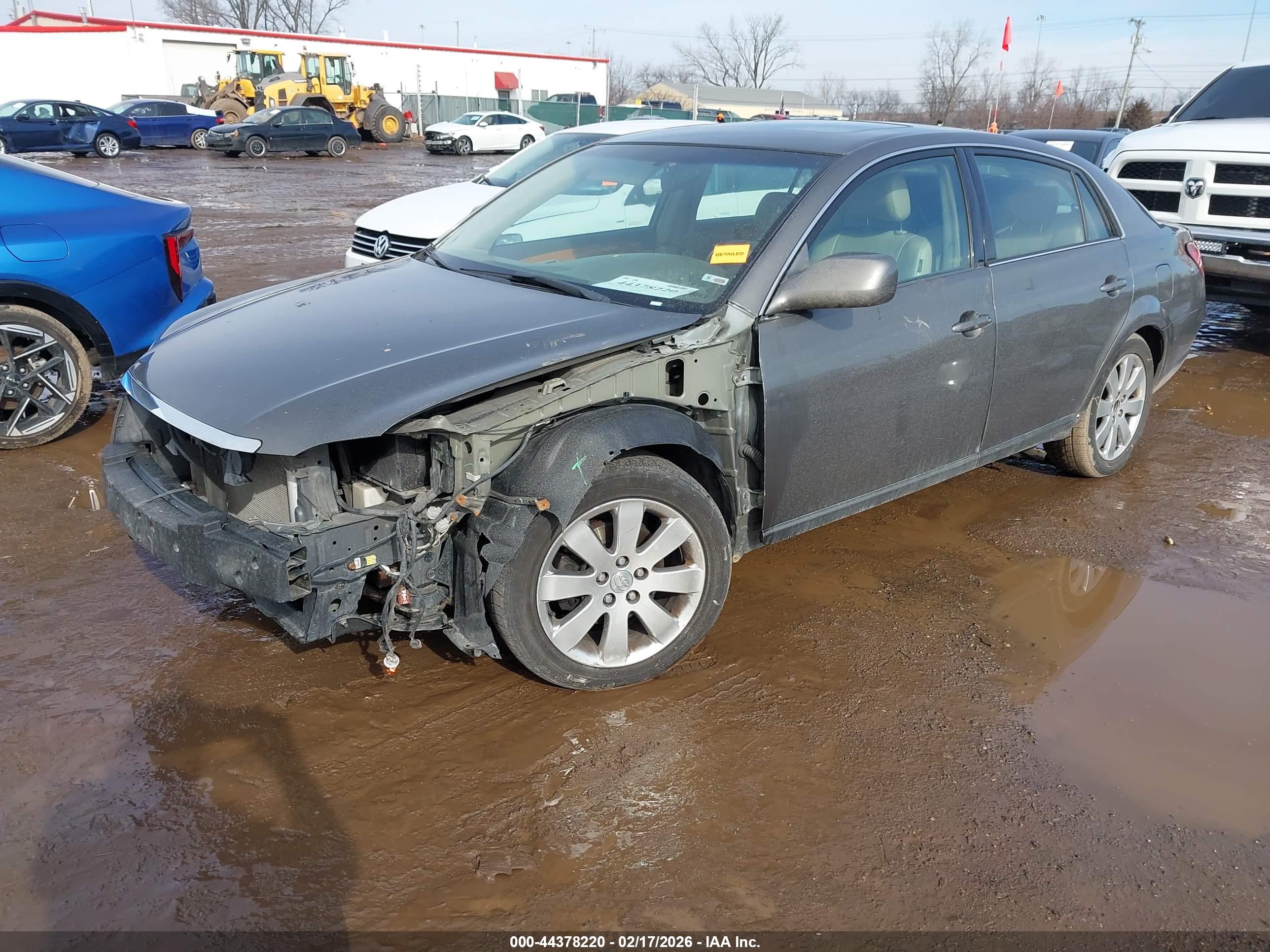 TOYOTA AVALON image 2