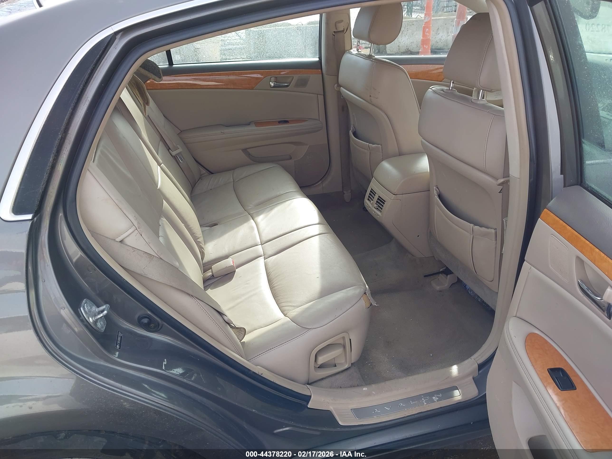TOYOTA AVALON image 8