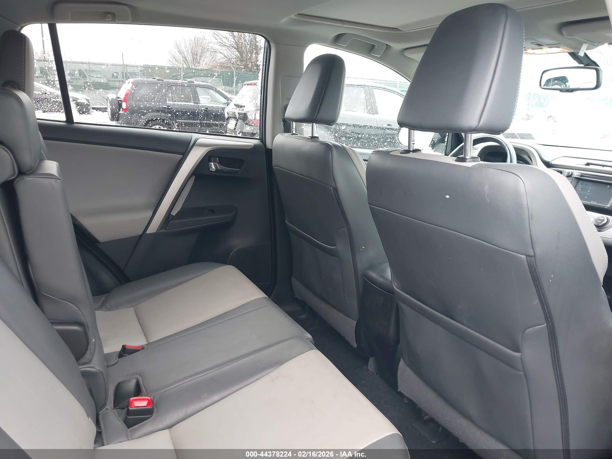 TOYOTA RAV4 image 8