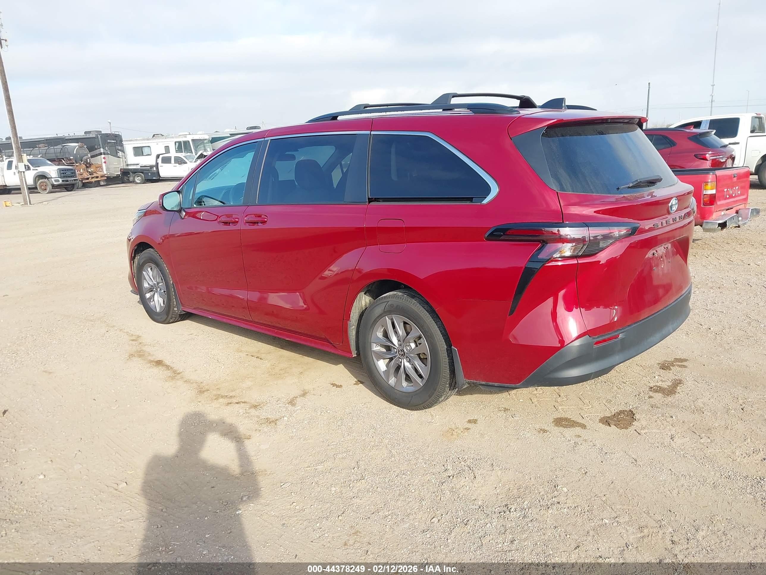 TOYOTA SIENNA image 3