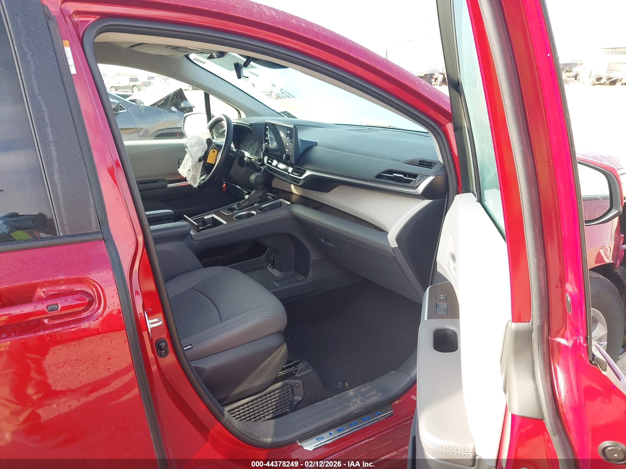 TOYOTA SIENNA image 5