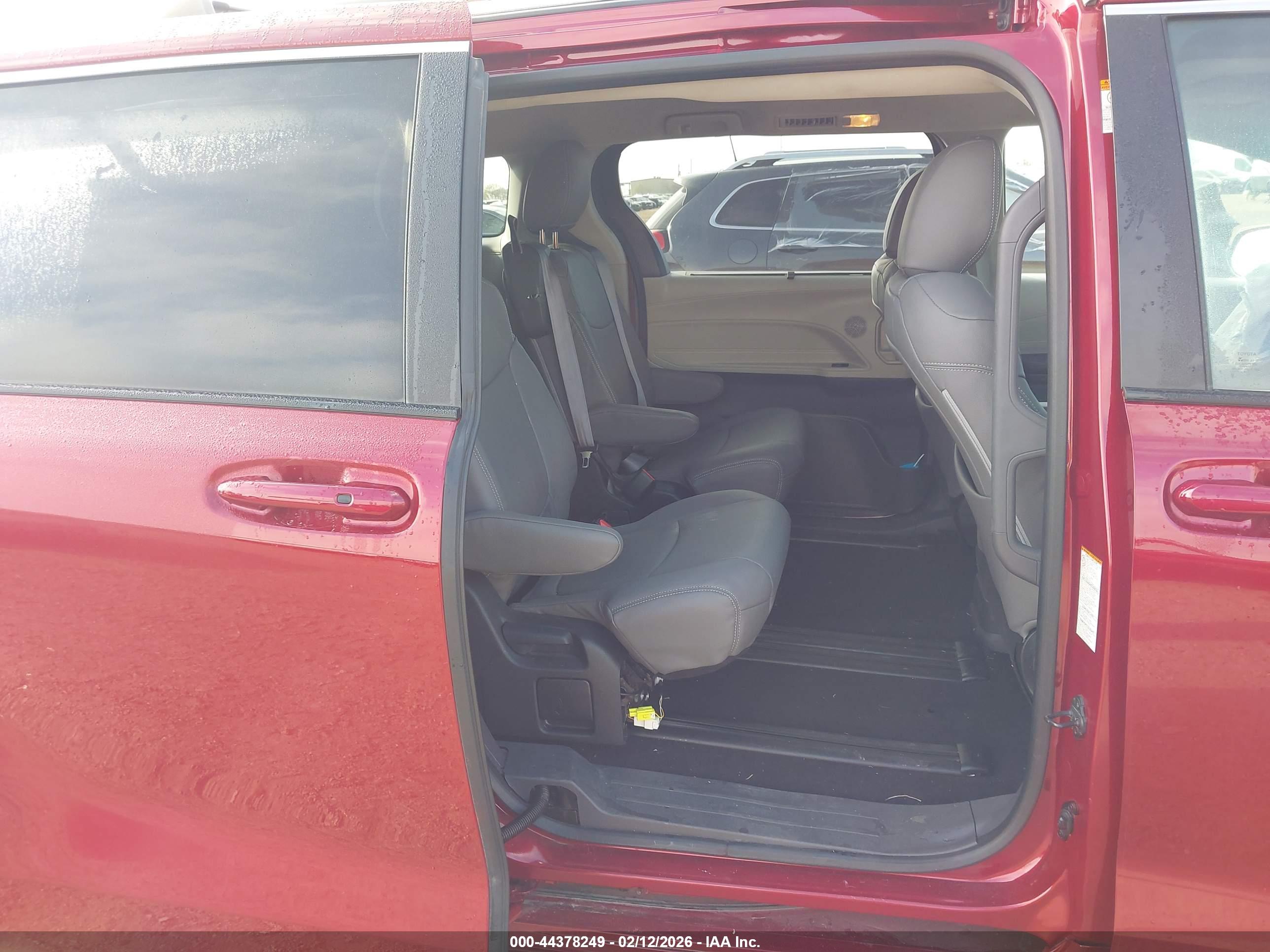 TOYOTA SIENNA image 8