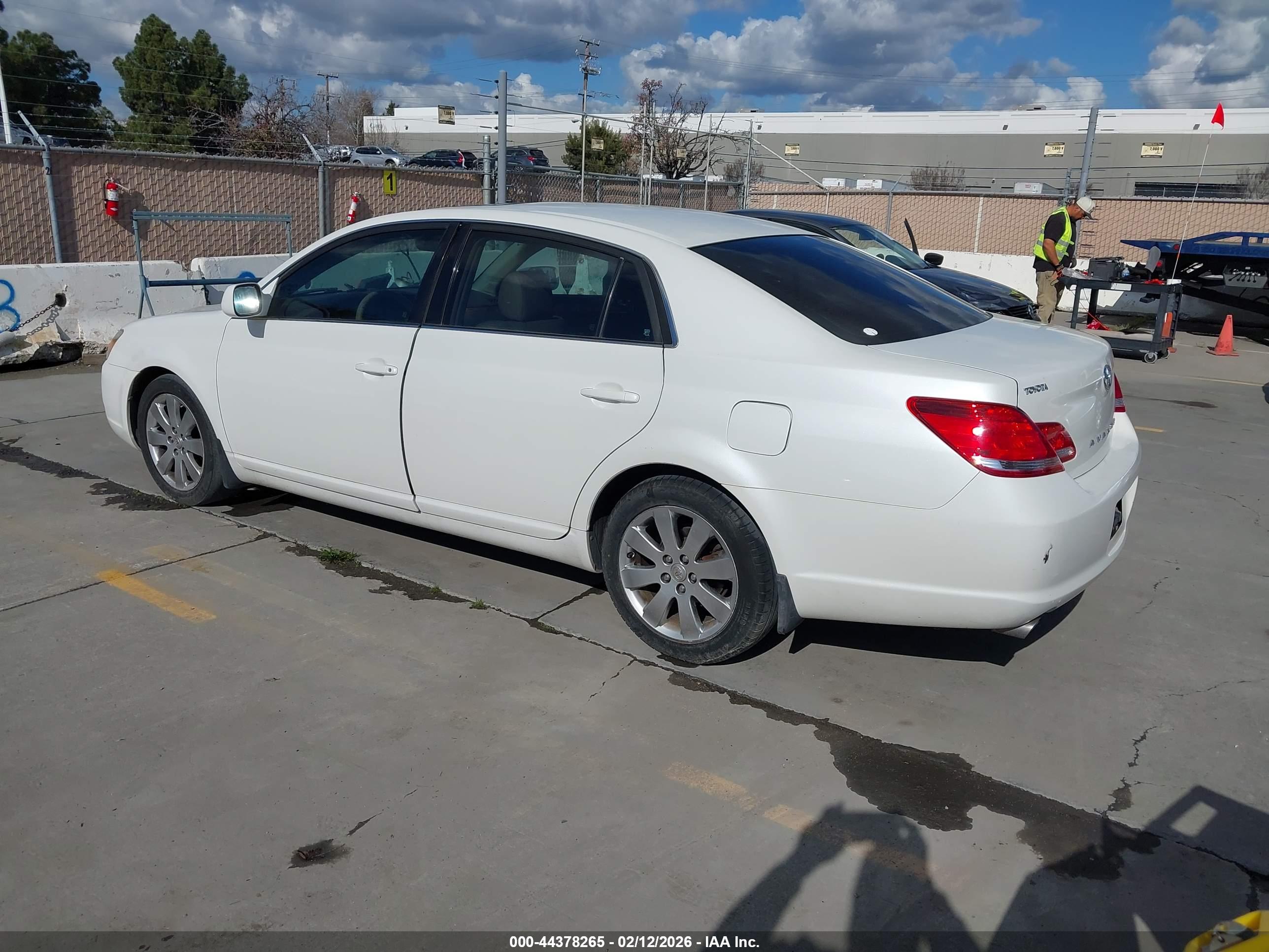 TOYOTA AVALON image 3