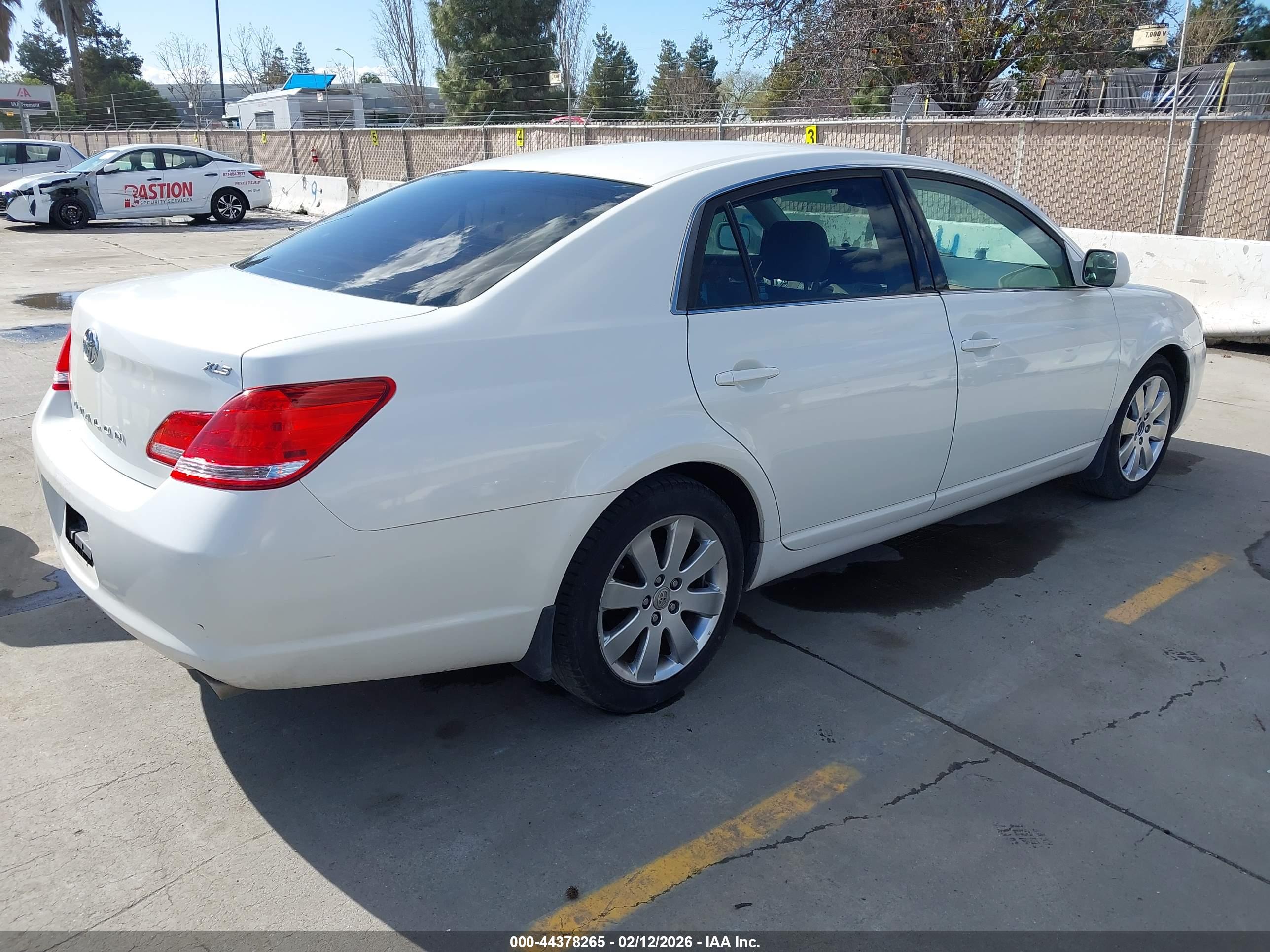 TOYOTA AVALON image 4