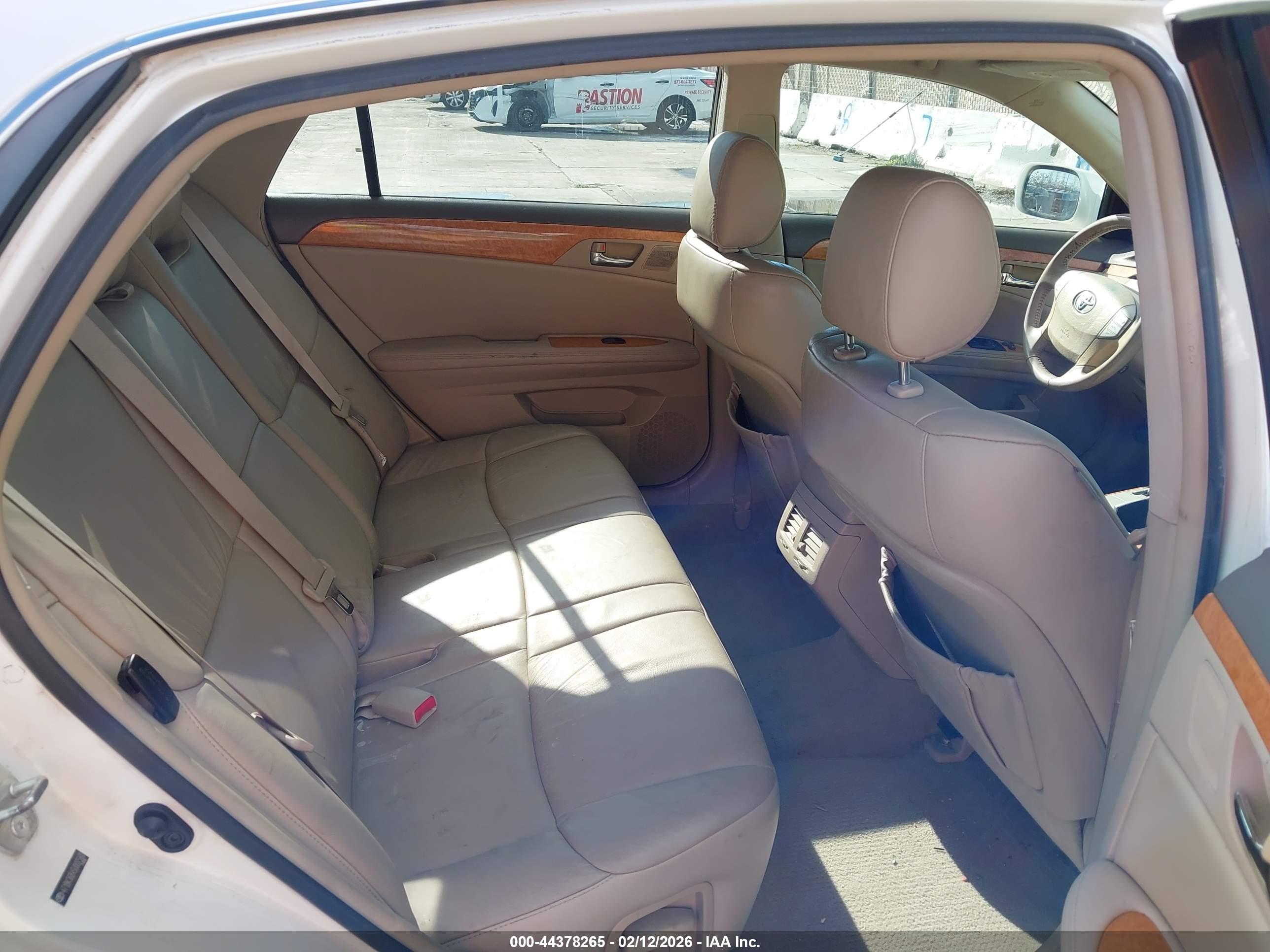 TOYOTA AVALON image 8