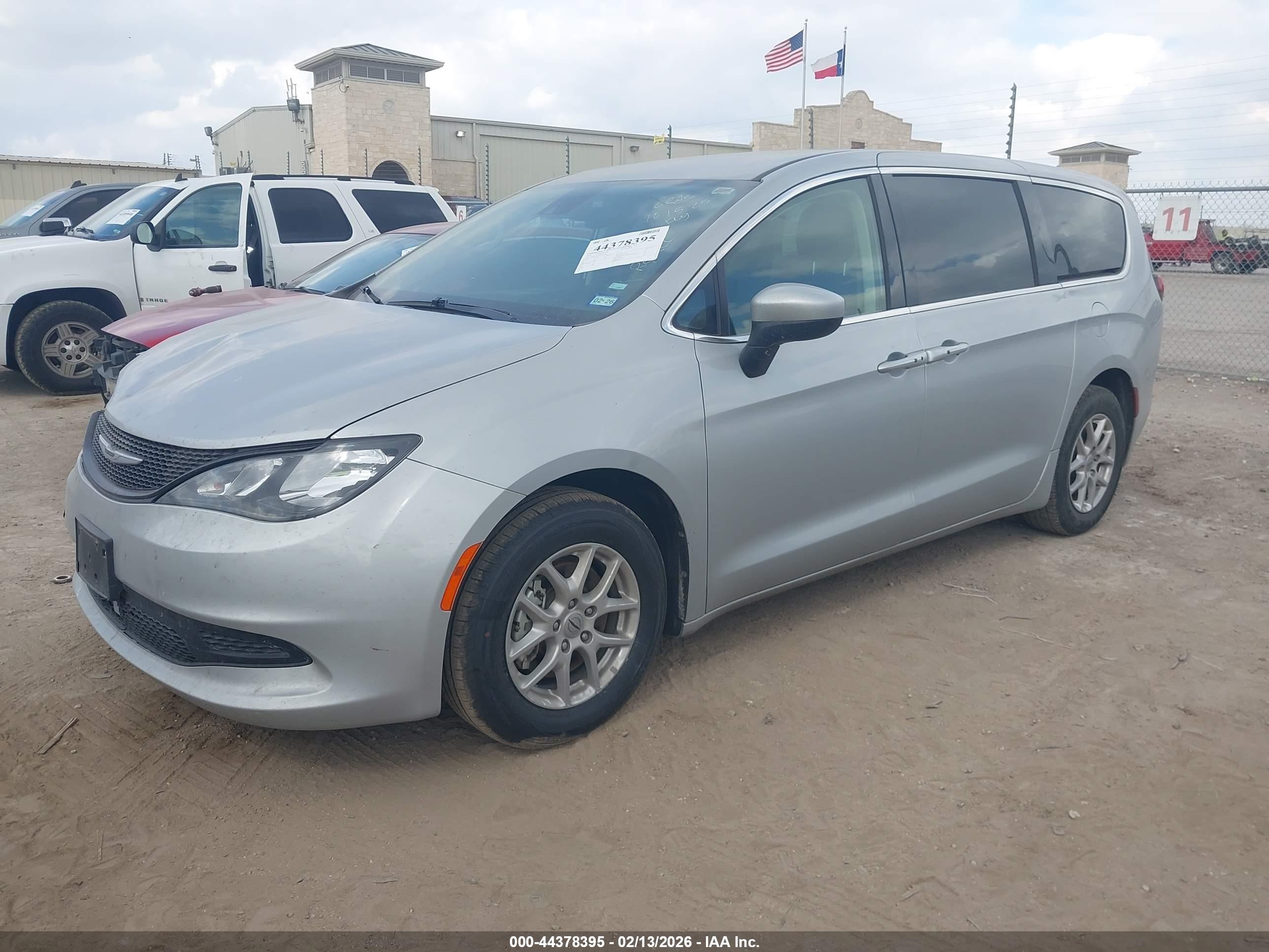 CHRYSLER VOYAGER image 2
