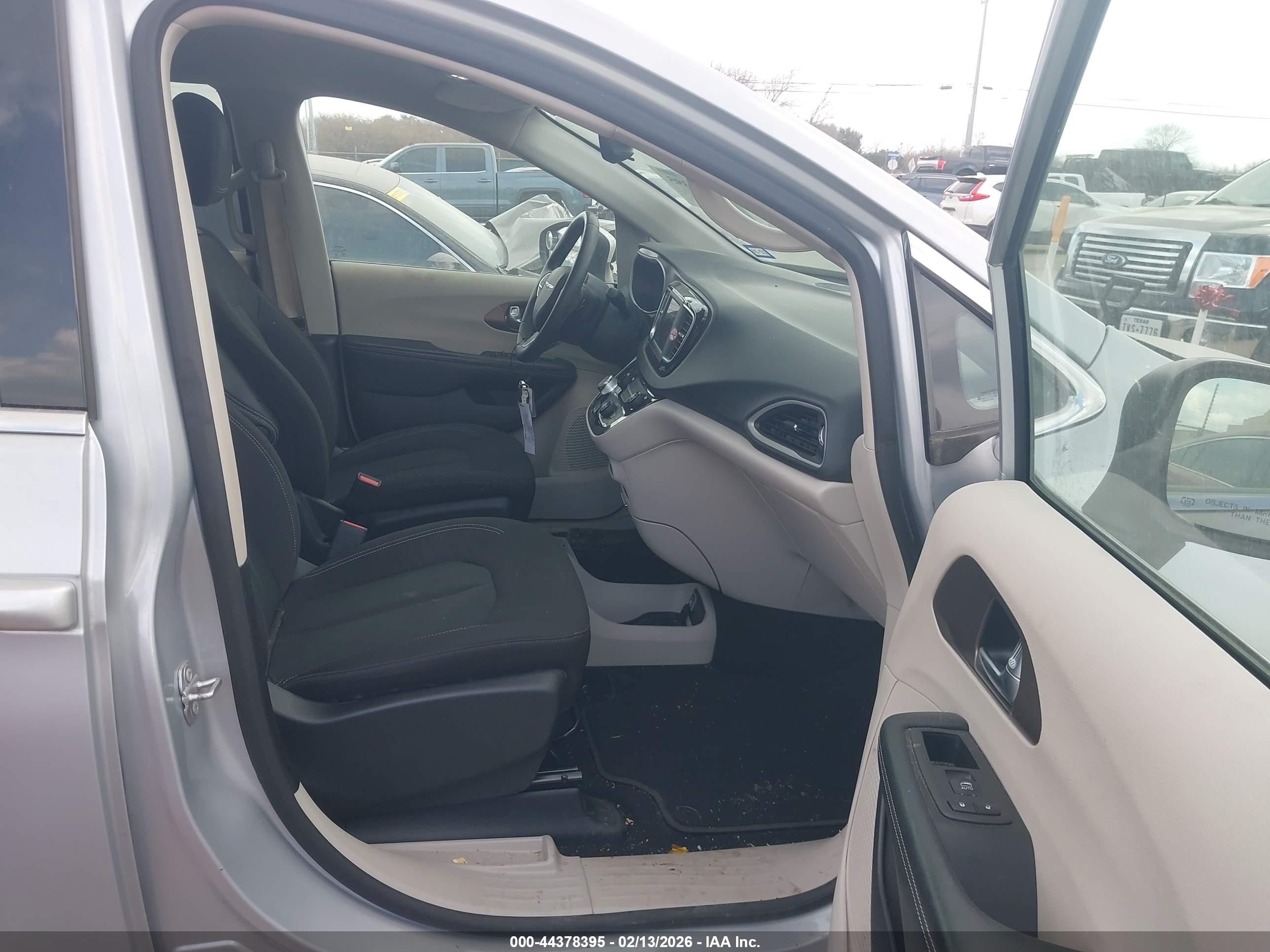 CHRYSLER VOYAGER image 5