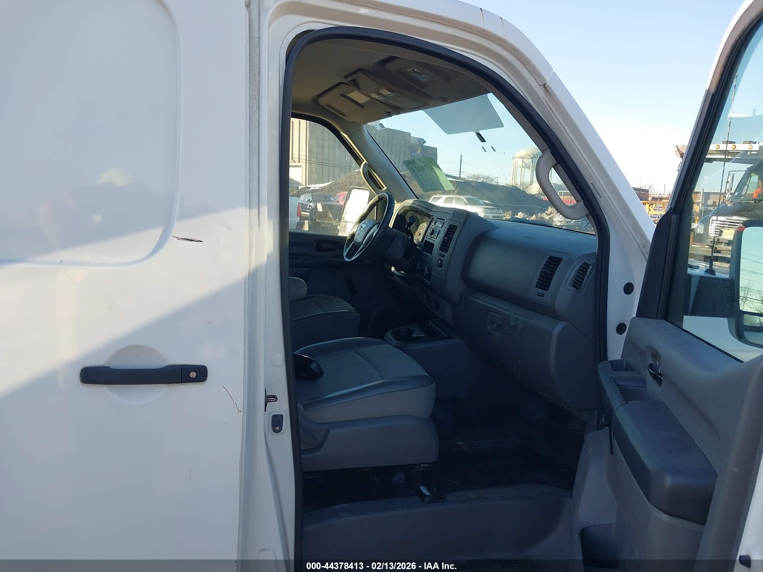 NISSAN NV image 5