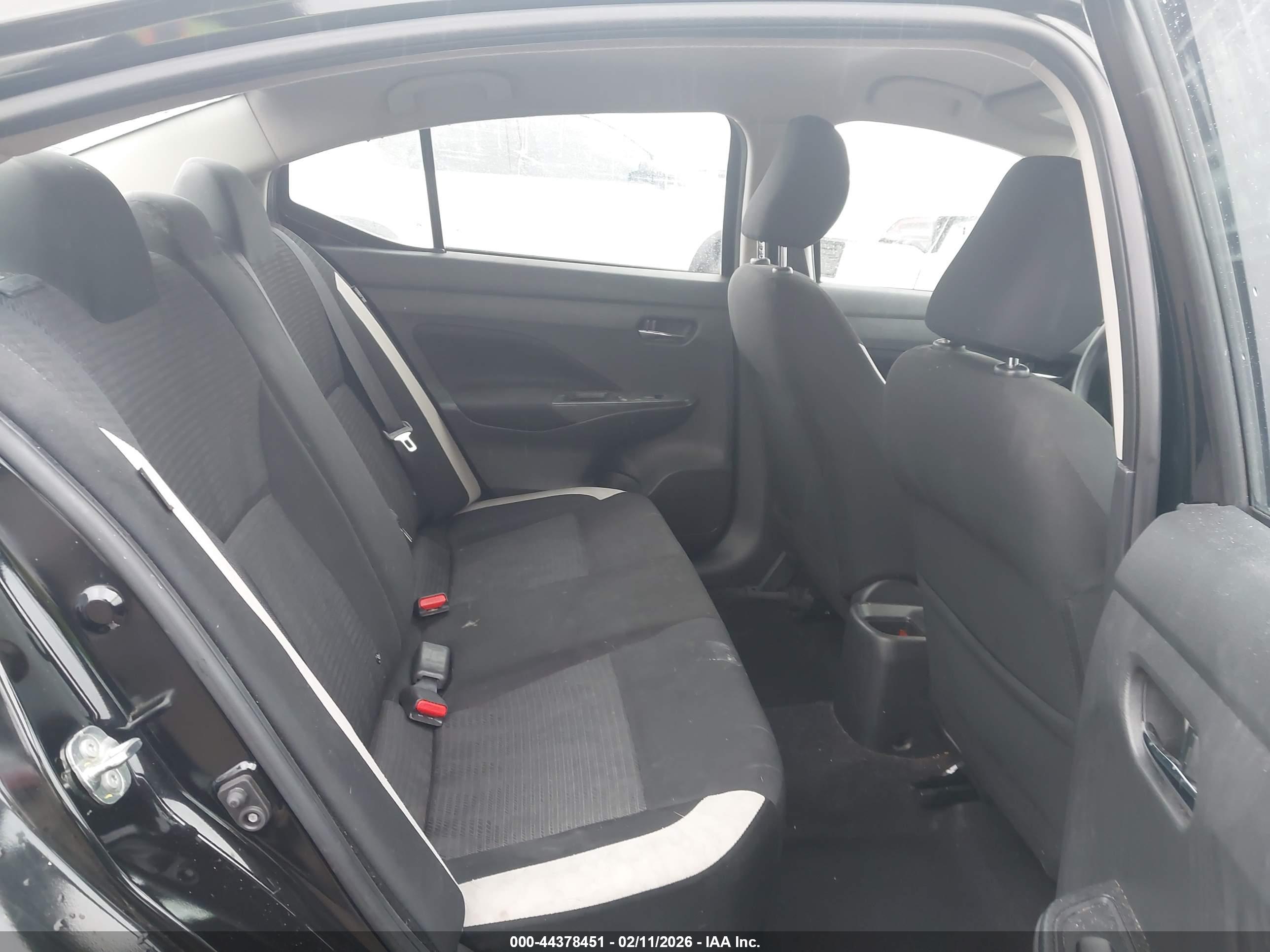 NISSAN VERSA image 8